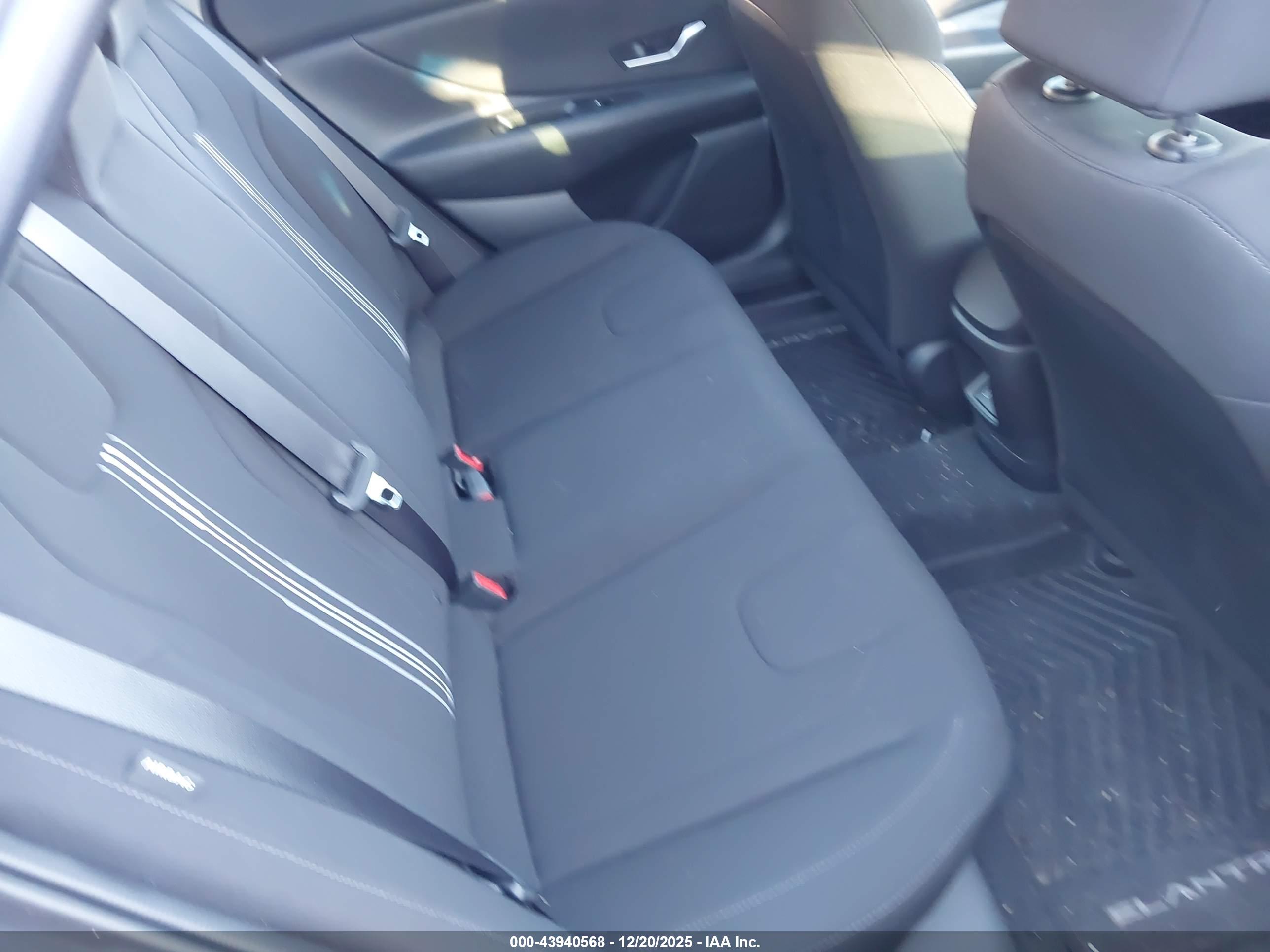 HYUNDAI ELANTRA image 8
