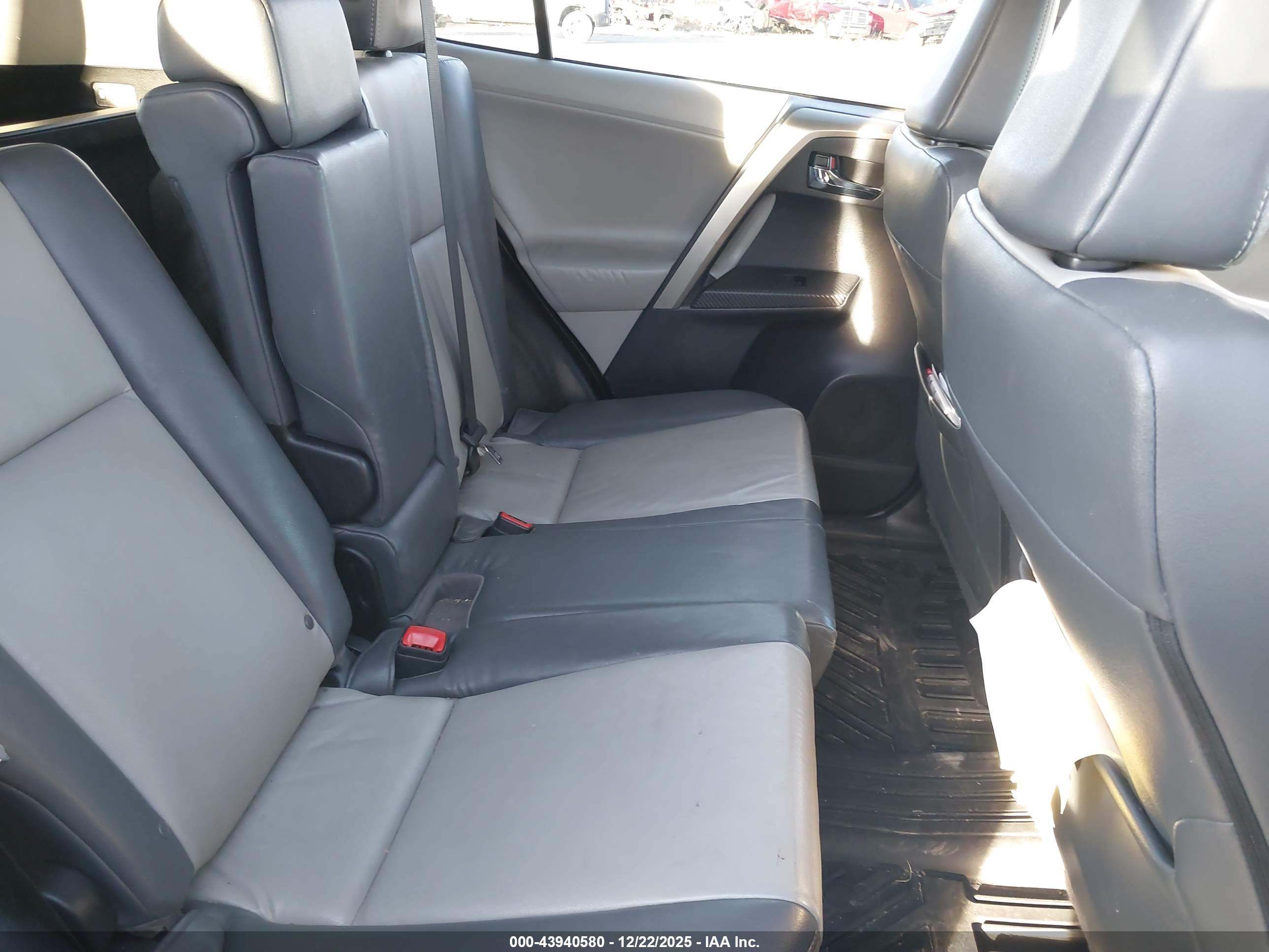 TOYOTA RAV4 image 8
