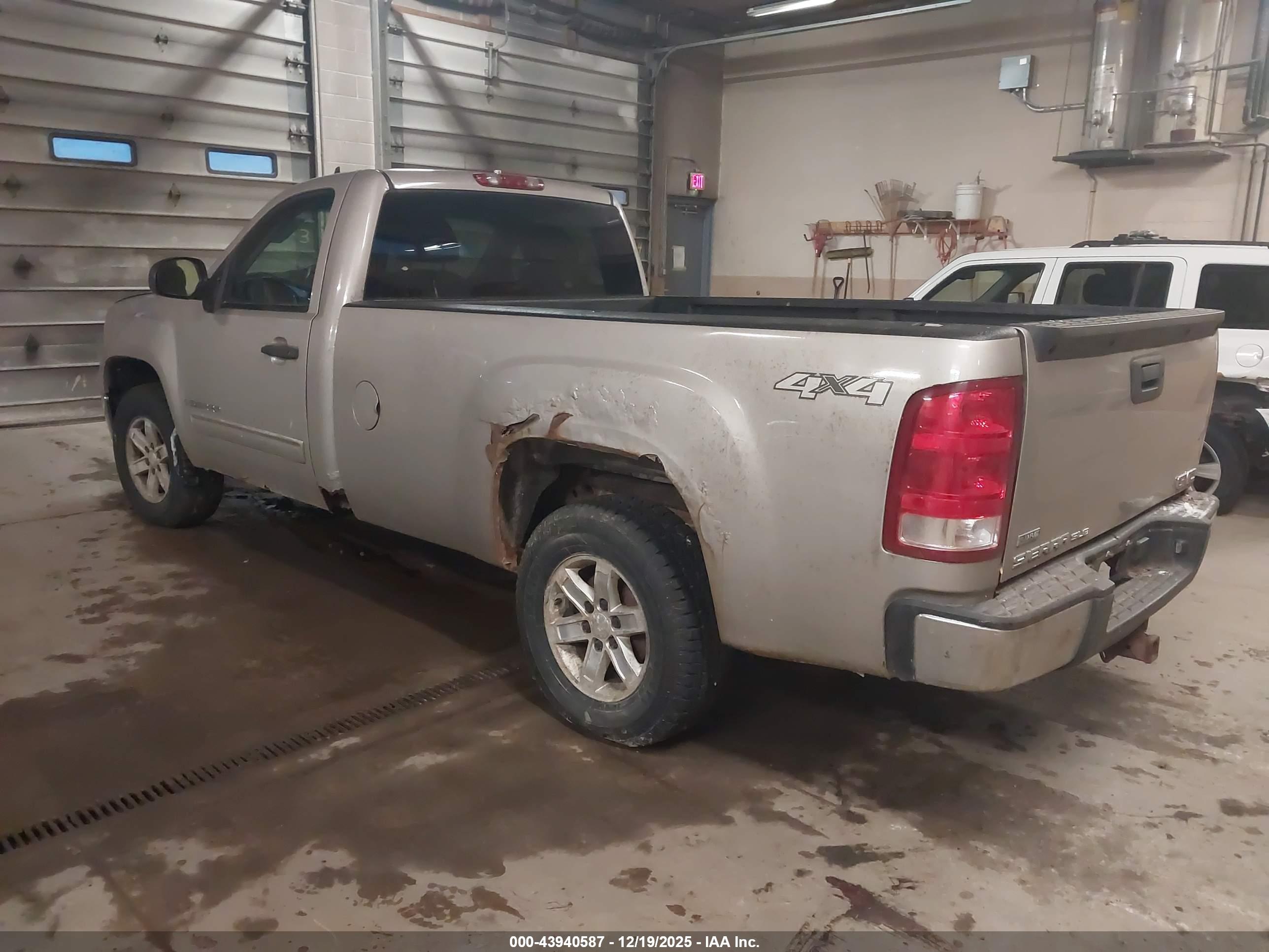 GMC SIERRA image 3