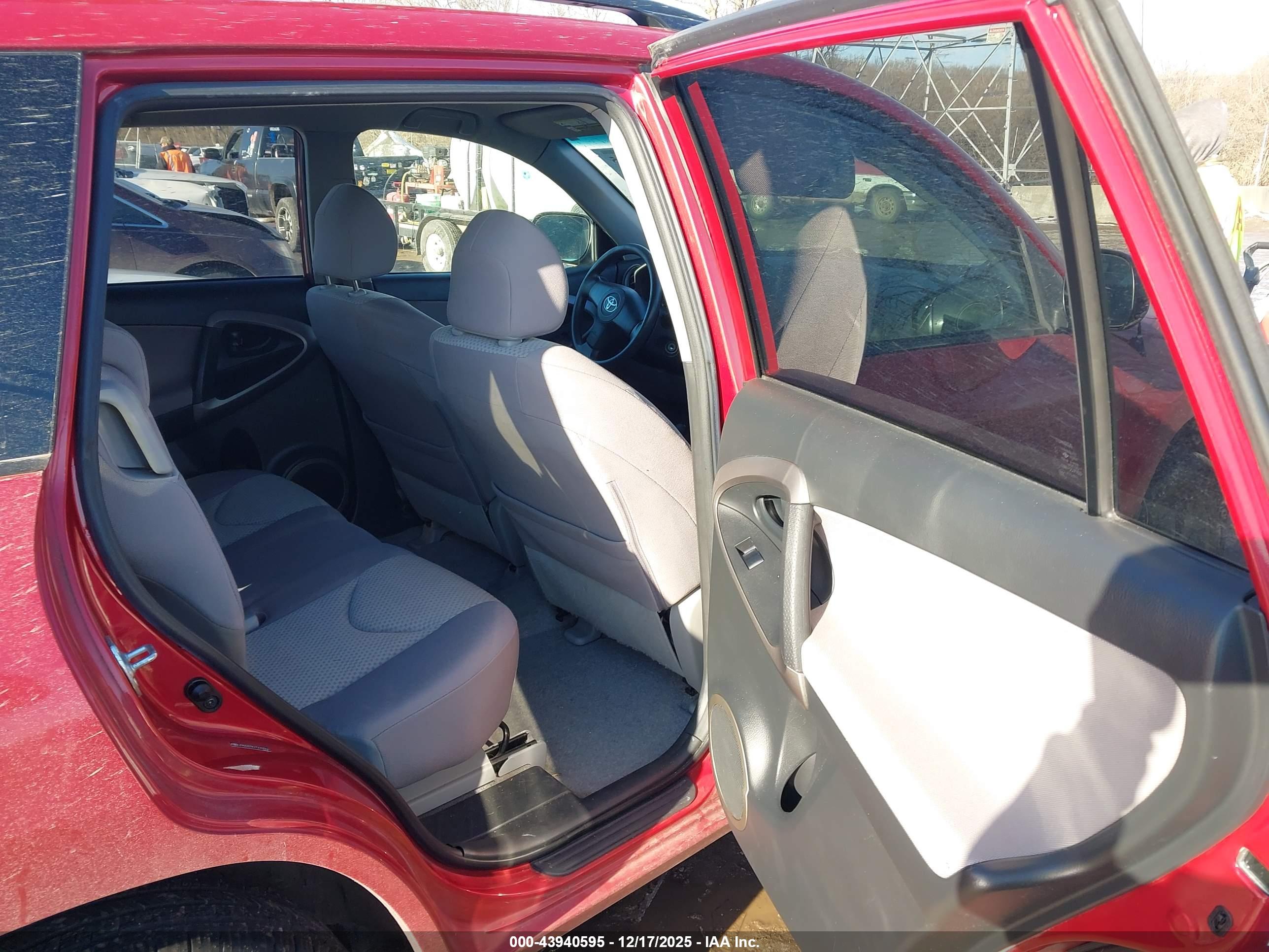 TOYOTA RAV4 image 8