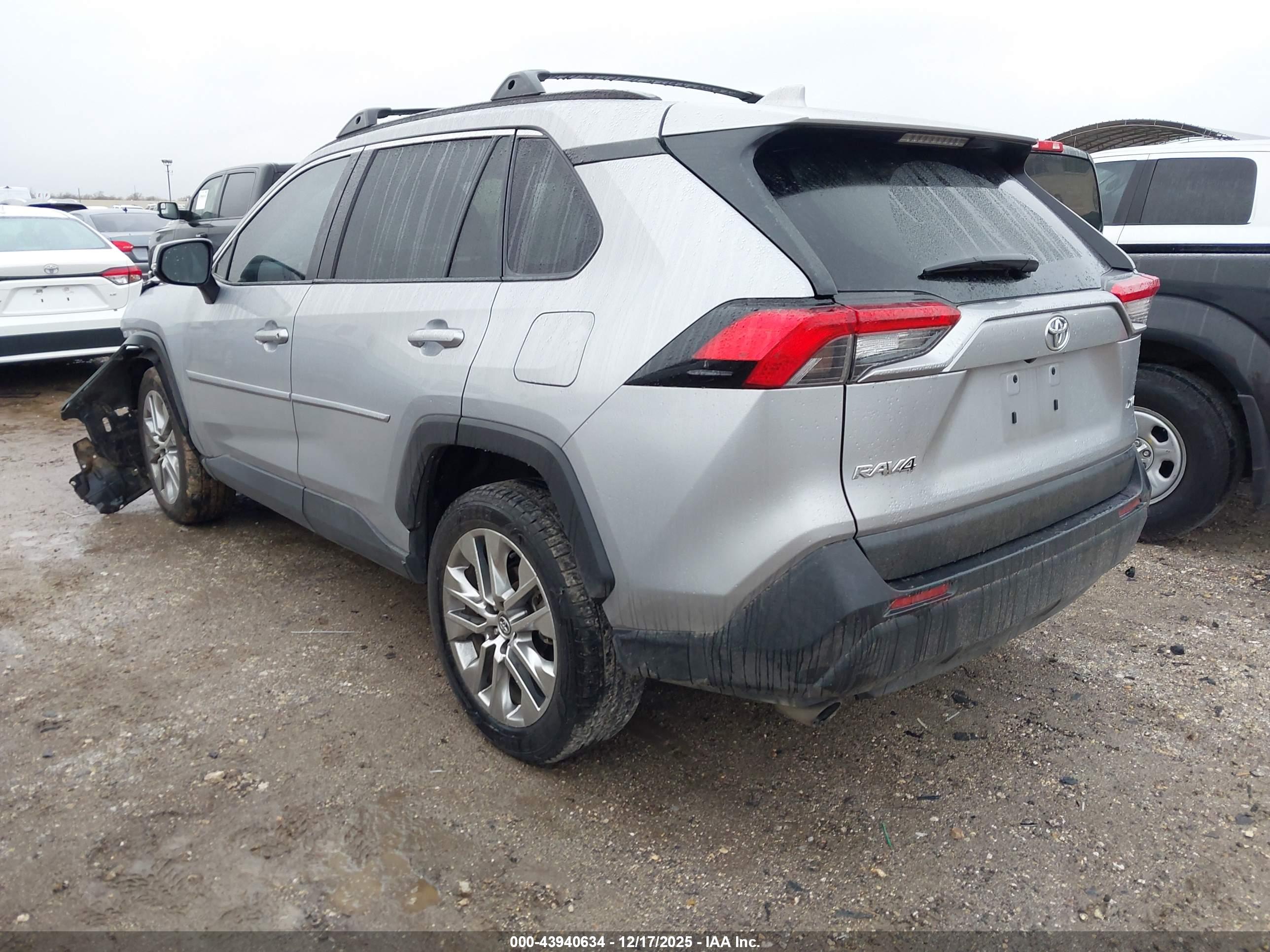 TOYOTA RAV4 image 3