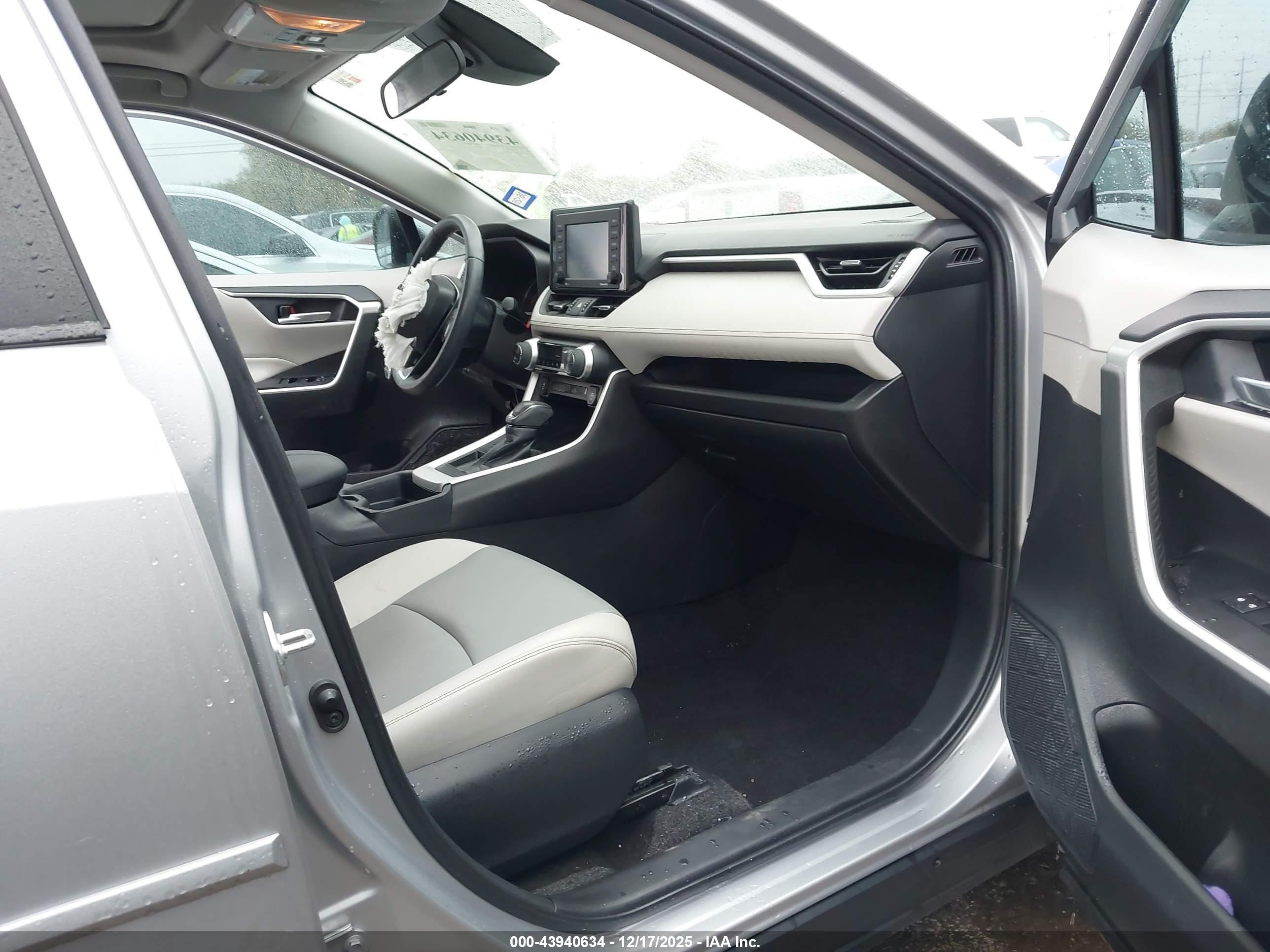 TOYOTA RAV4 image 5