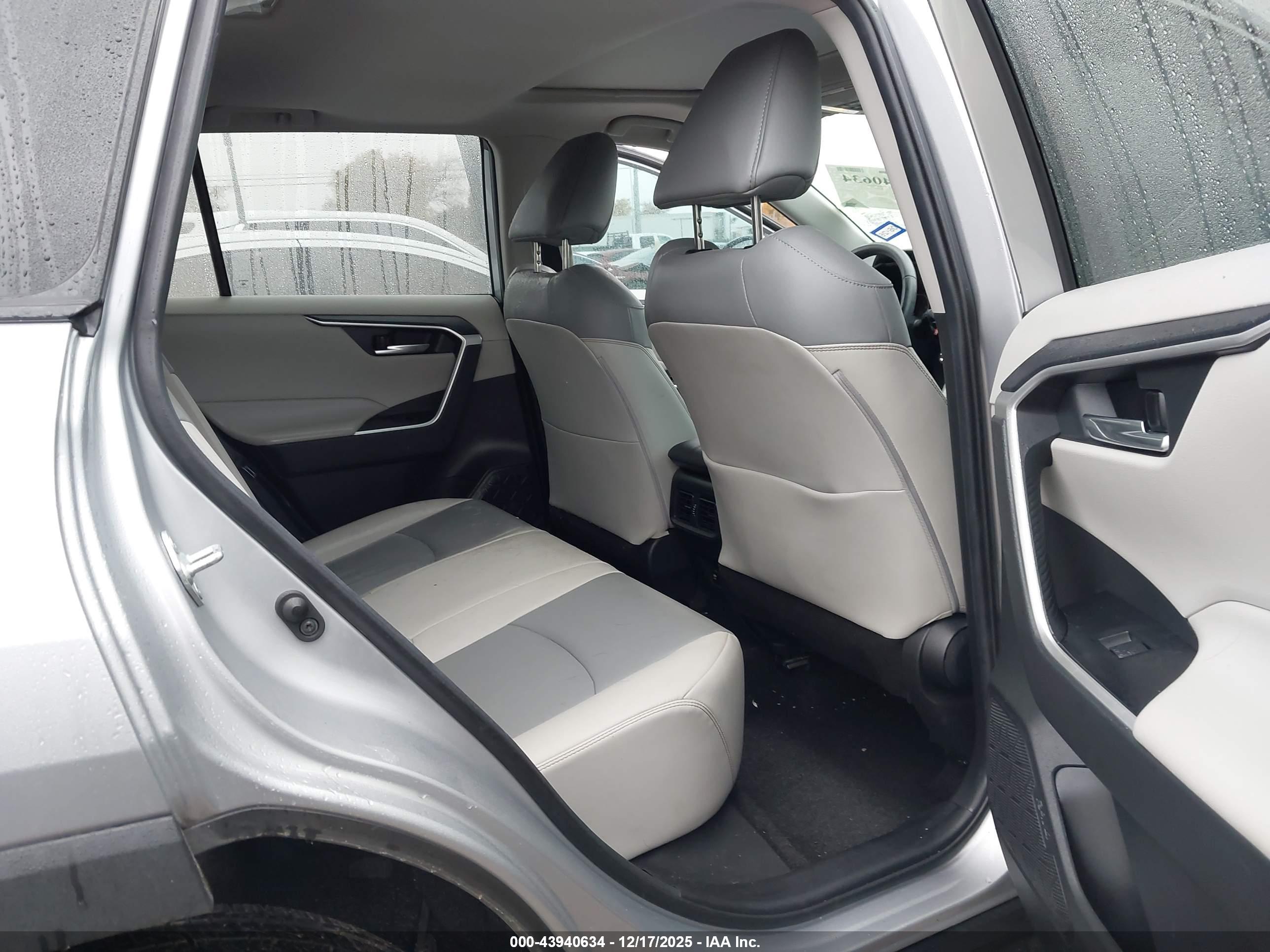 TOYOTA RAV4 image 8