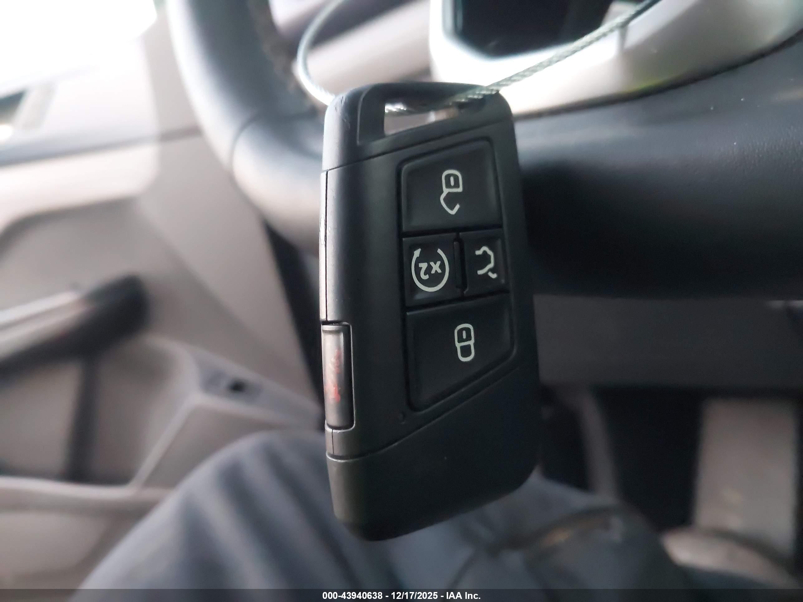 VOLKSWAGEN TAOS image 11