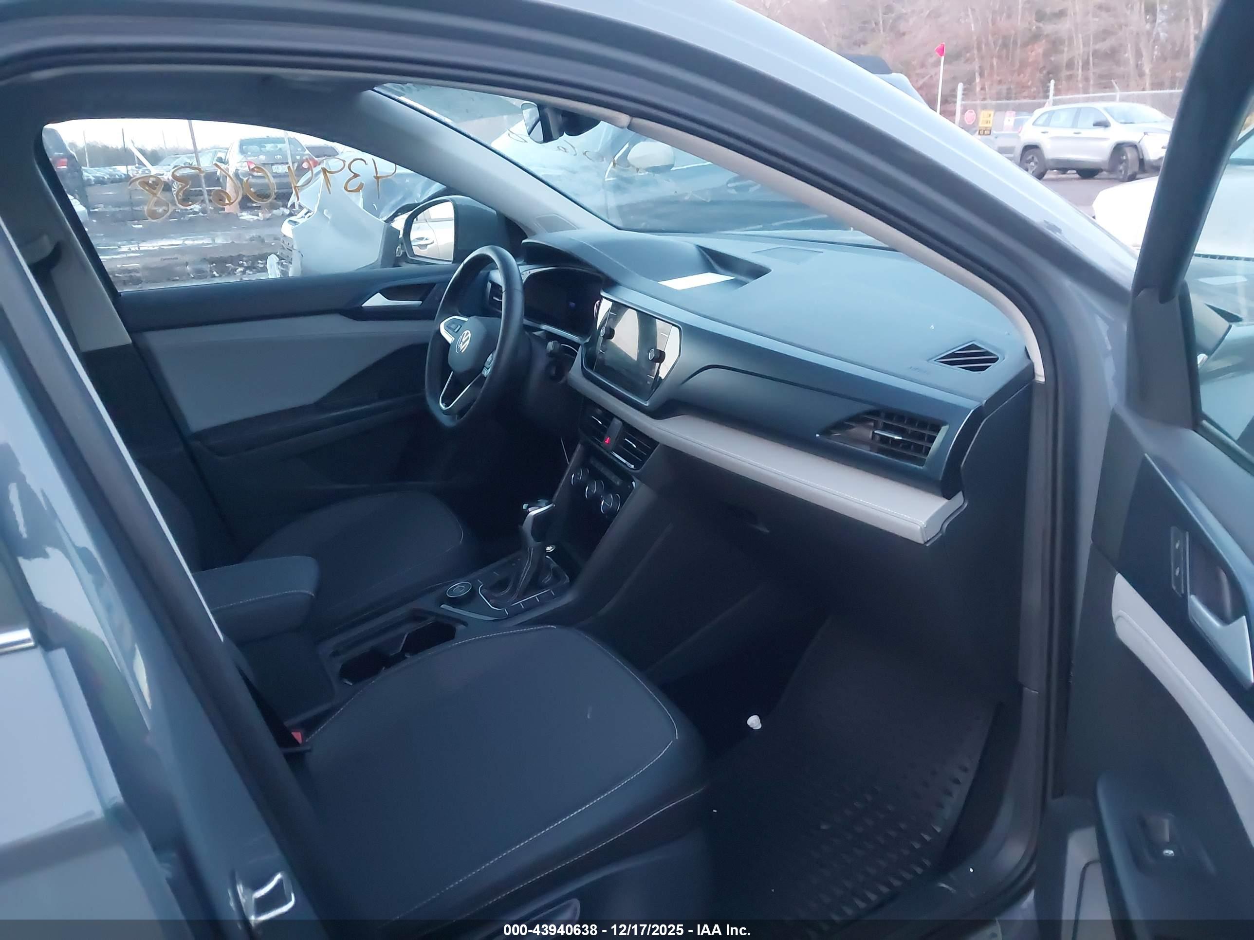 VOLKSWAGEN TAOS image 5