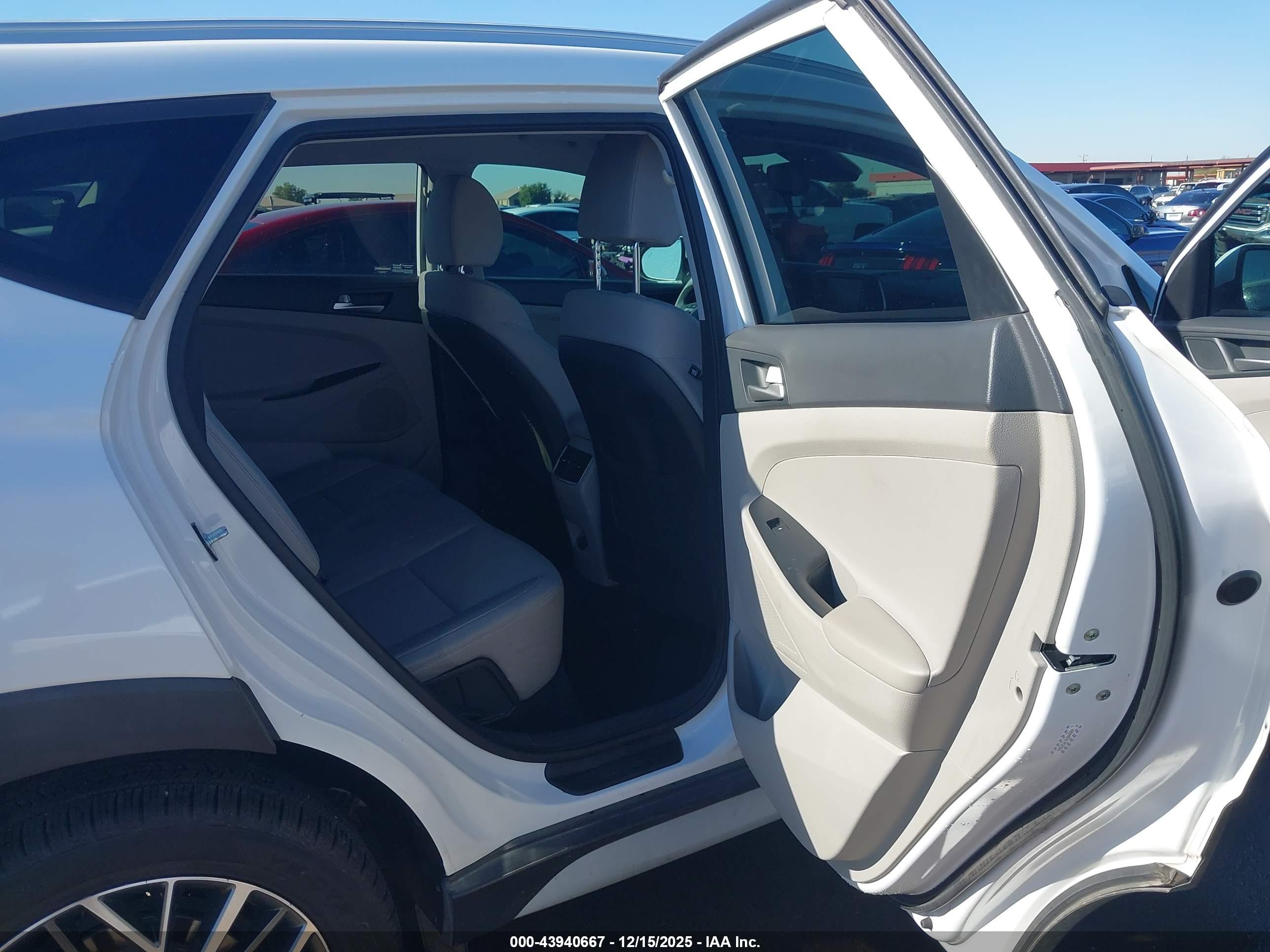 HYUNDAI TUCSON image 8