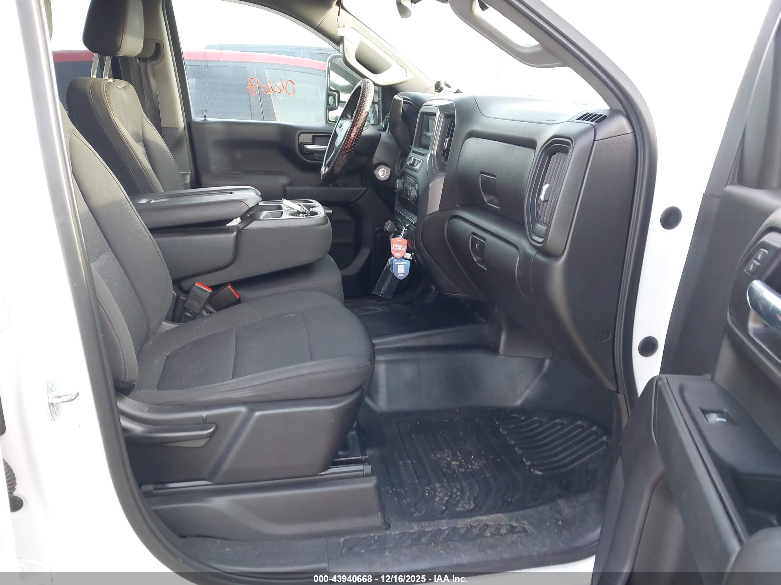 CHEVROLET SILVERADO image 5
