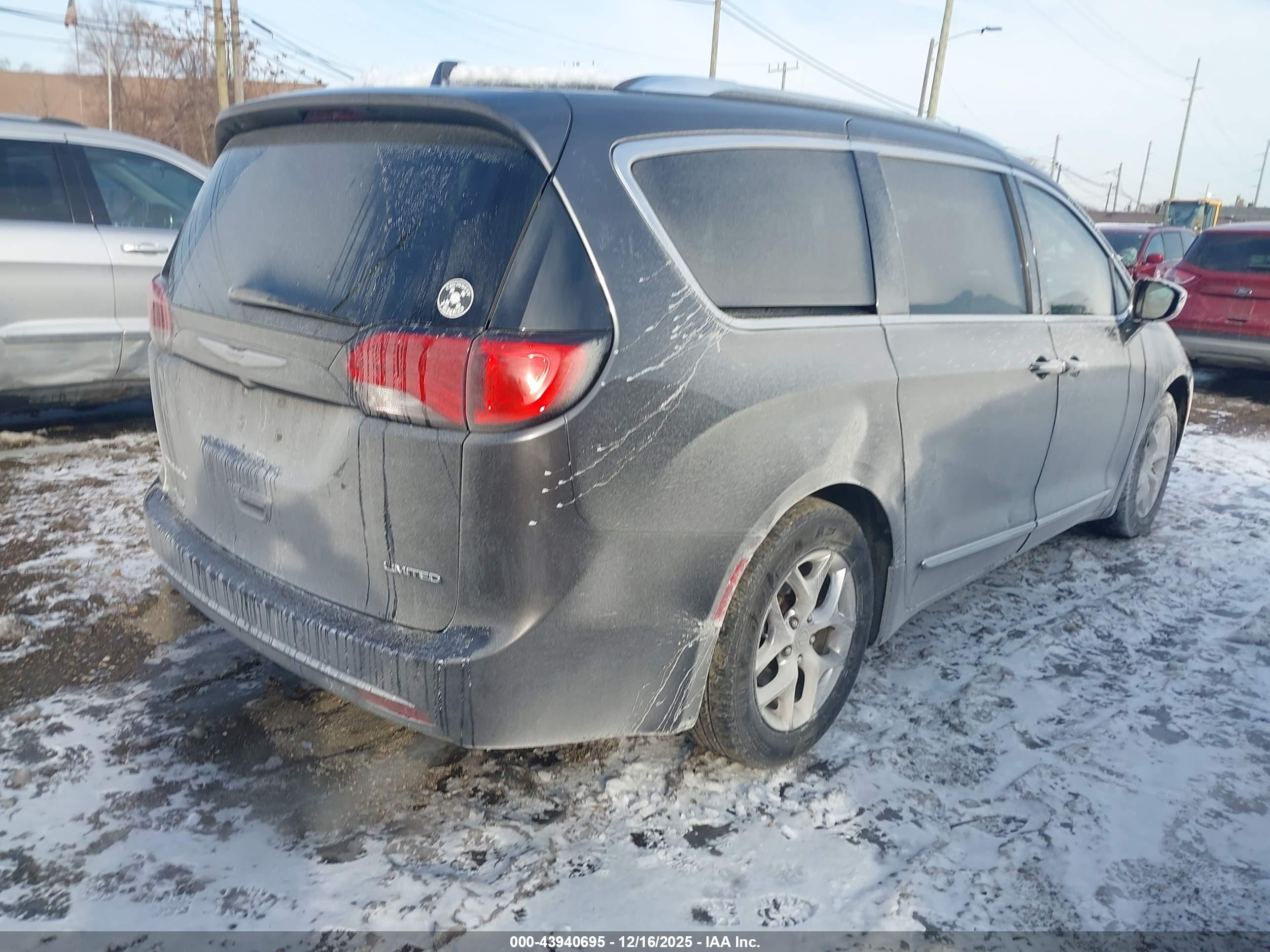 CHRYSLER PACIFICA image 4