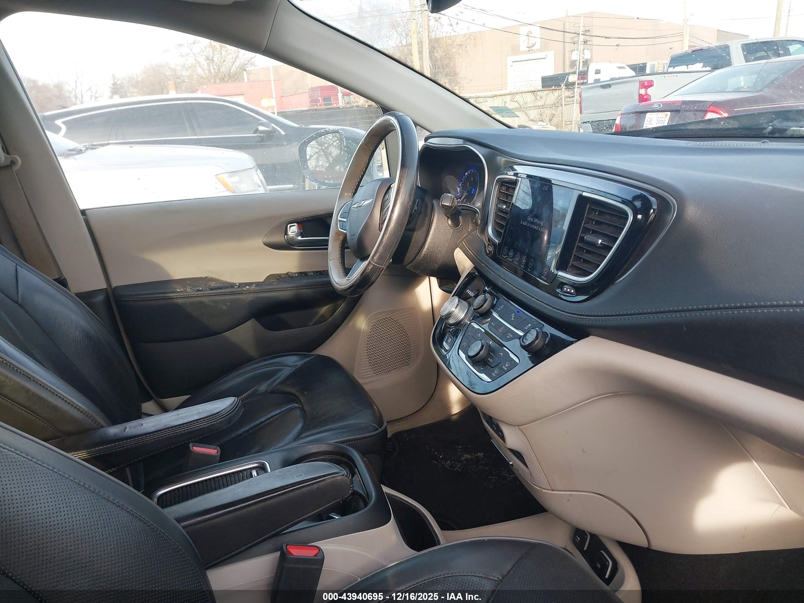 CHRYSLER PACIFICA image 5