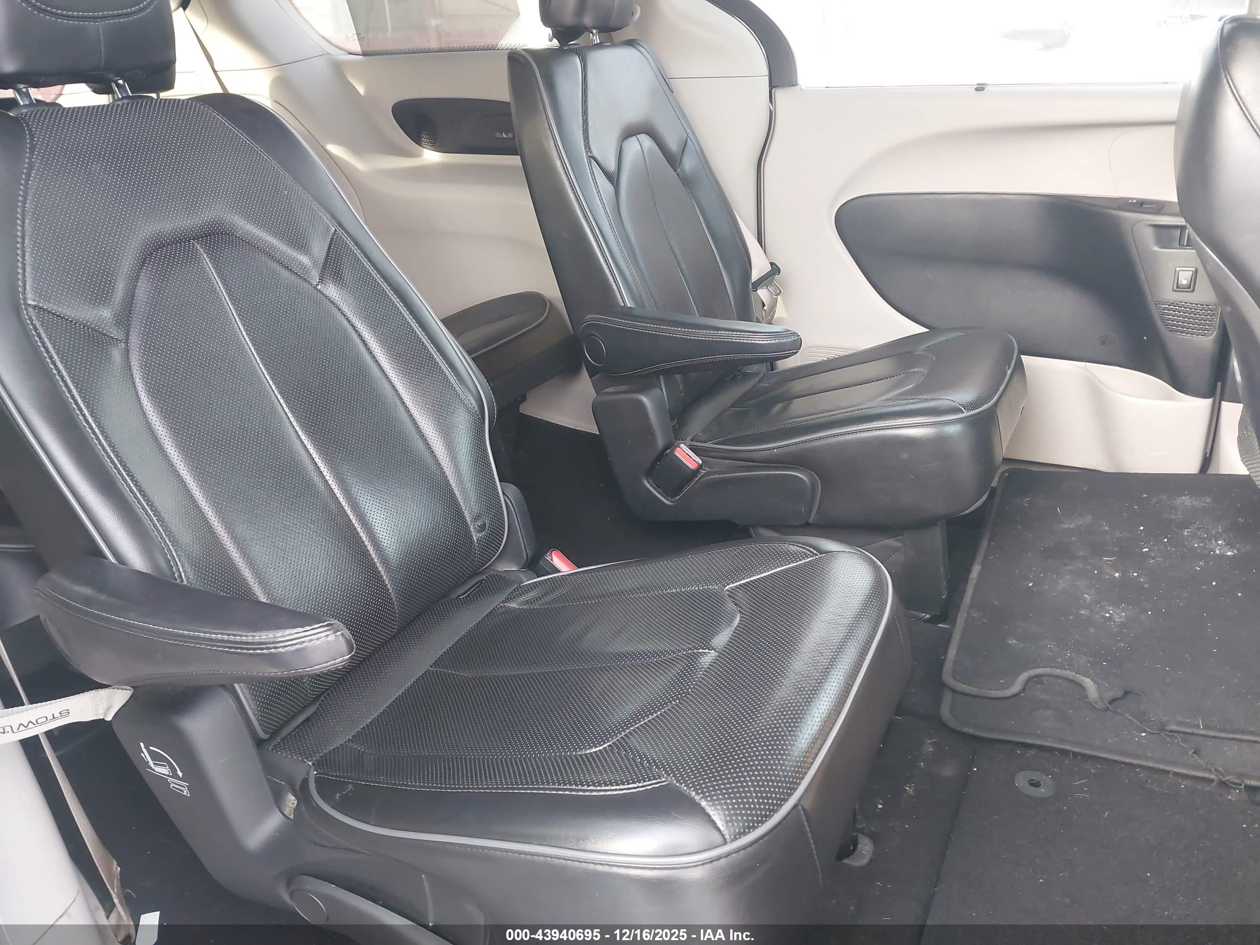 CHRYSLER PACIFICA image 8