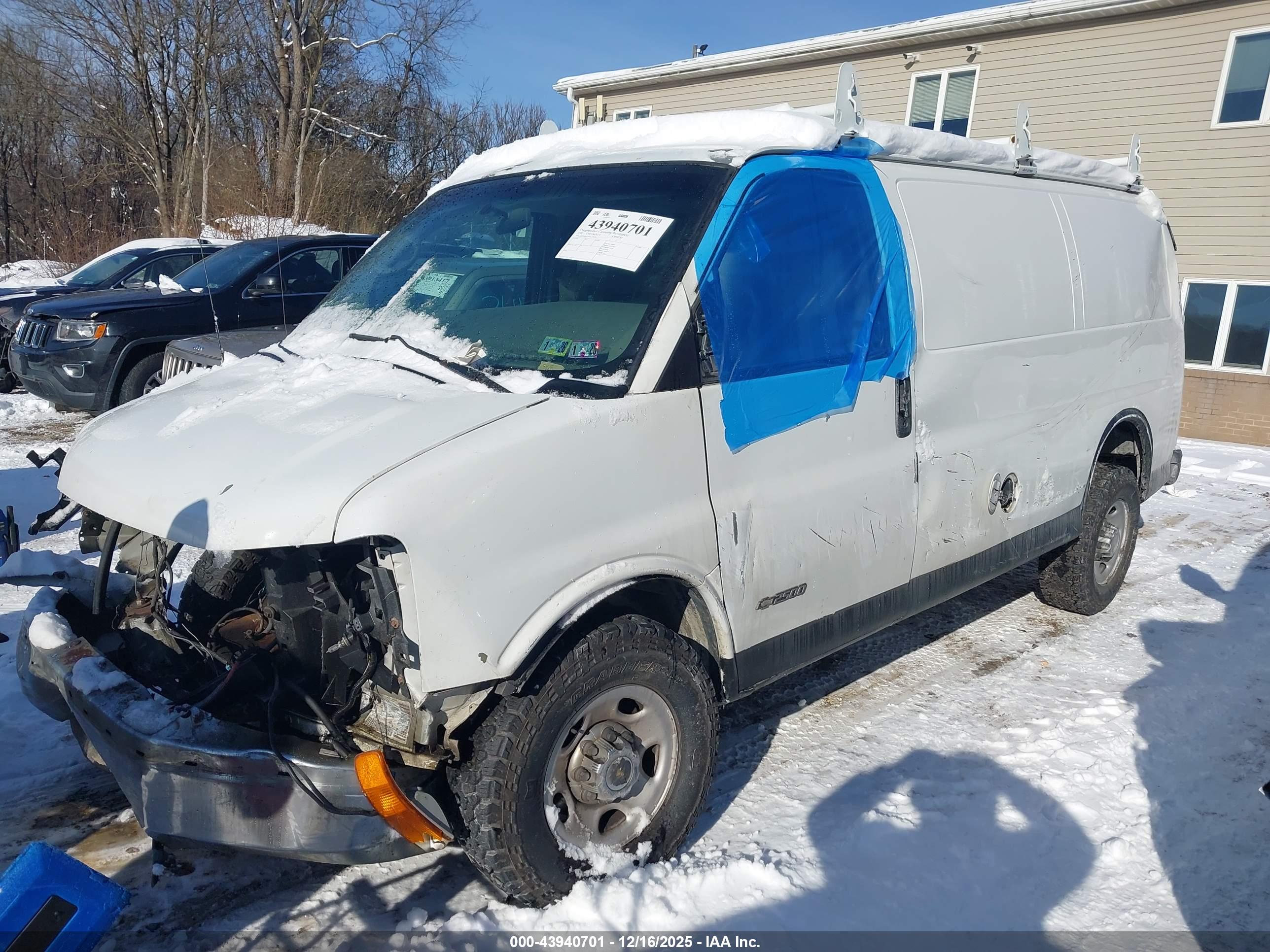 CHEVROLET EXPRESS image 2