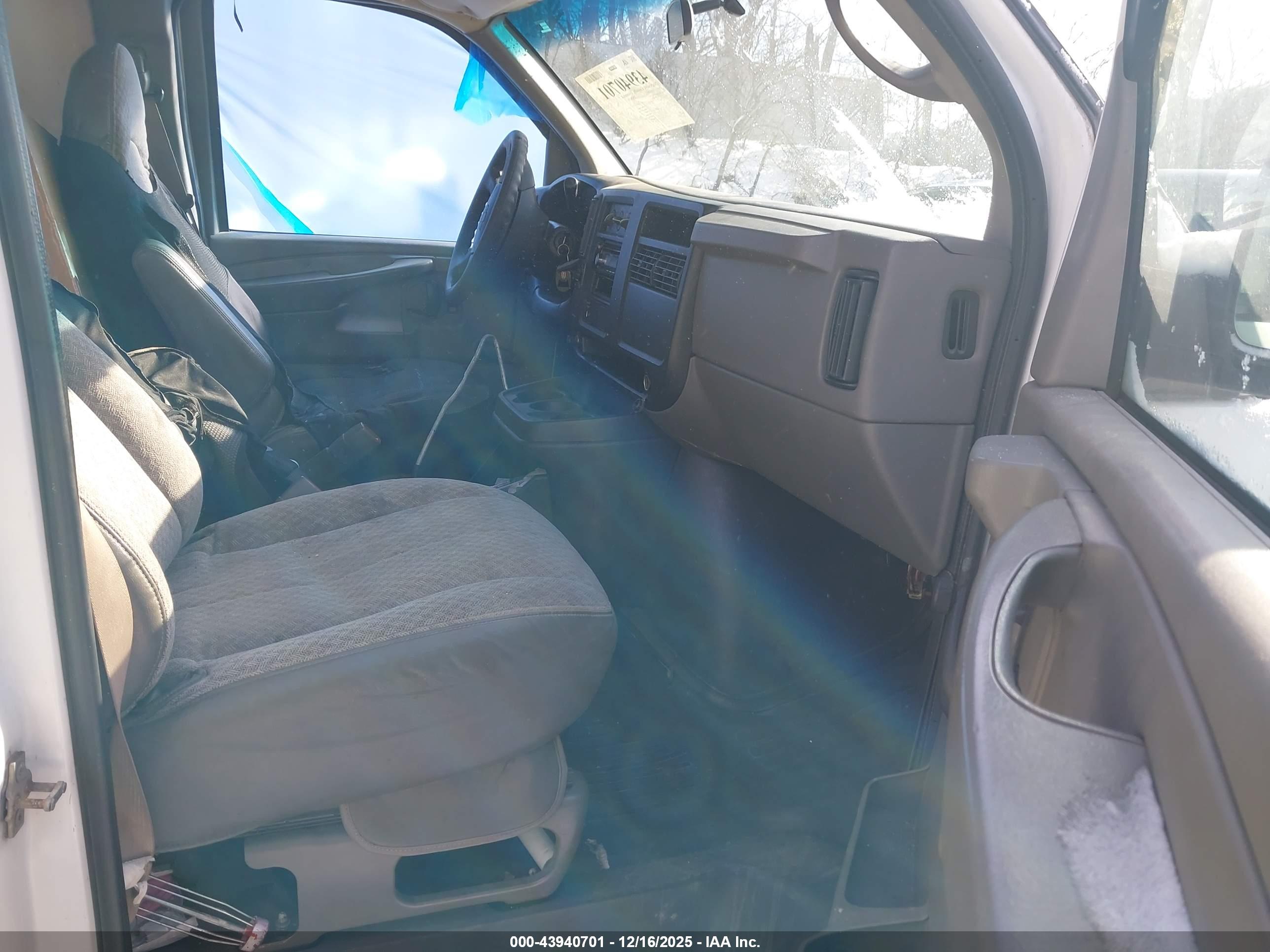 CHEVROLET EXPRESS image 5