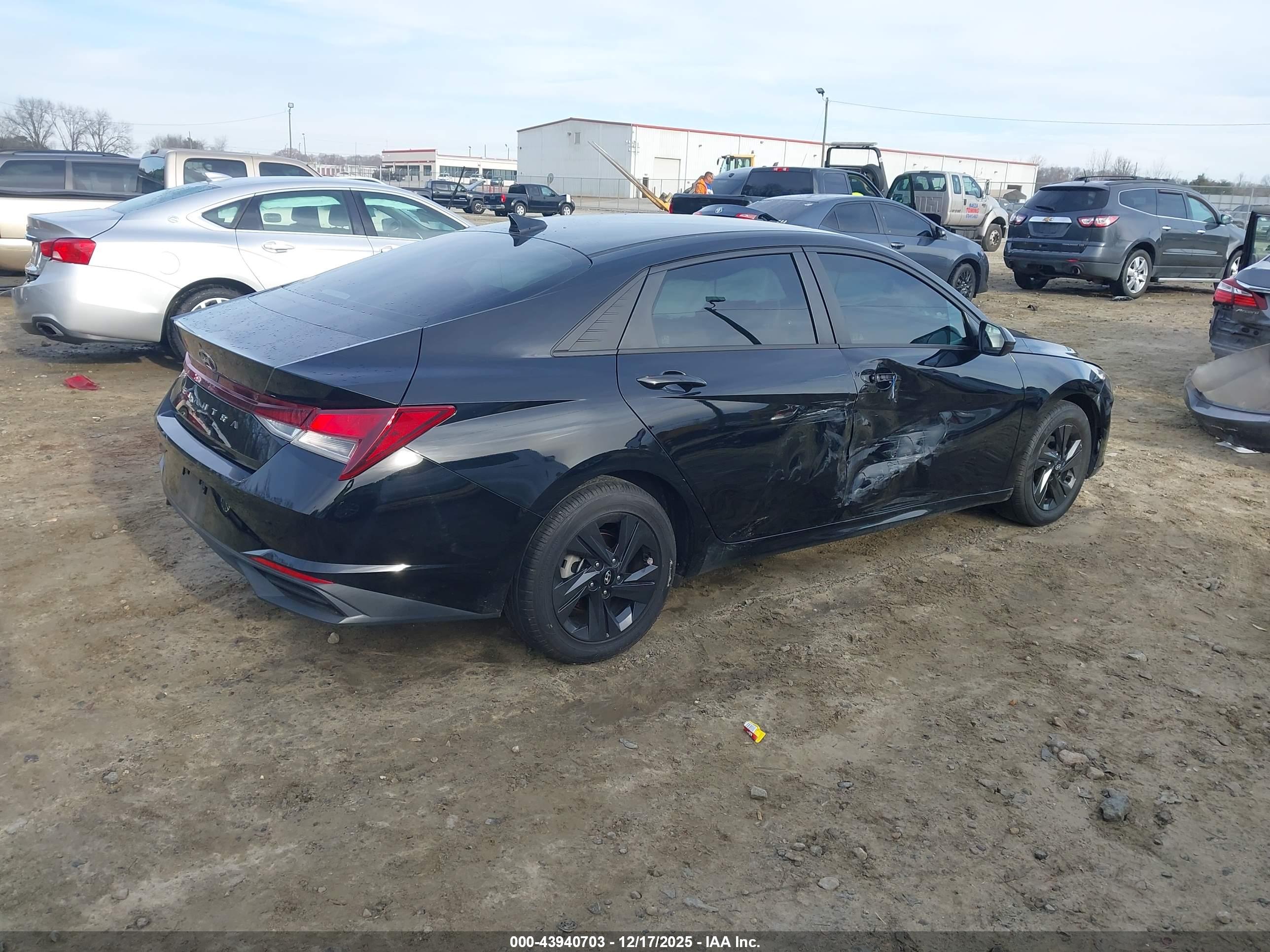 HYUNDAI ELANTRA image 4