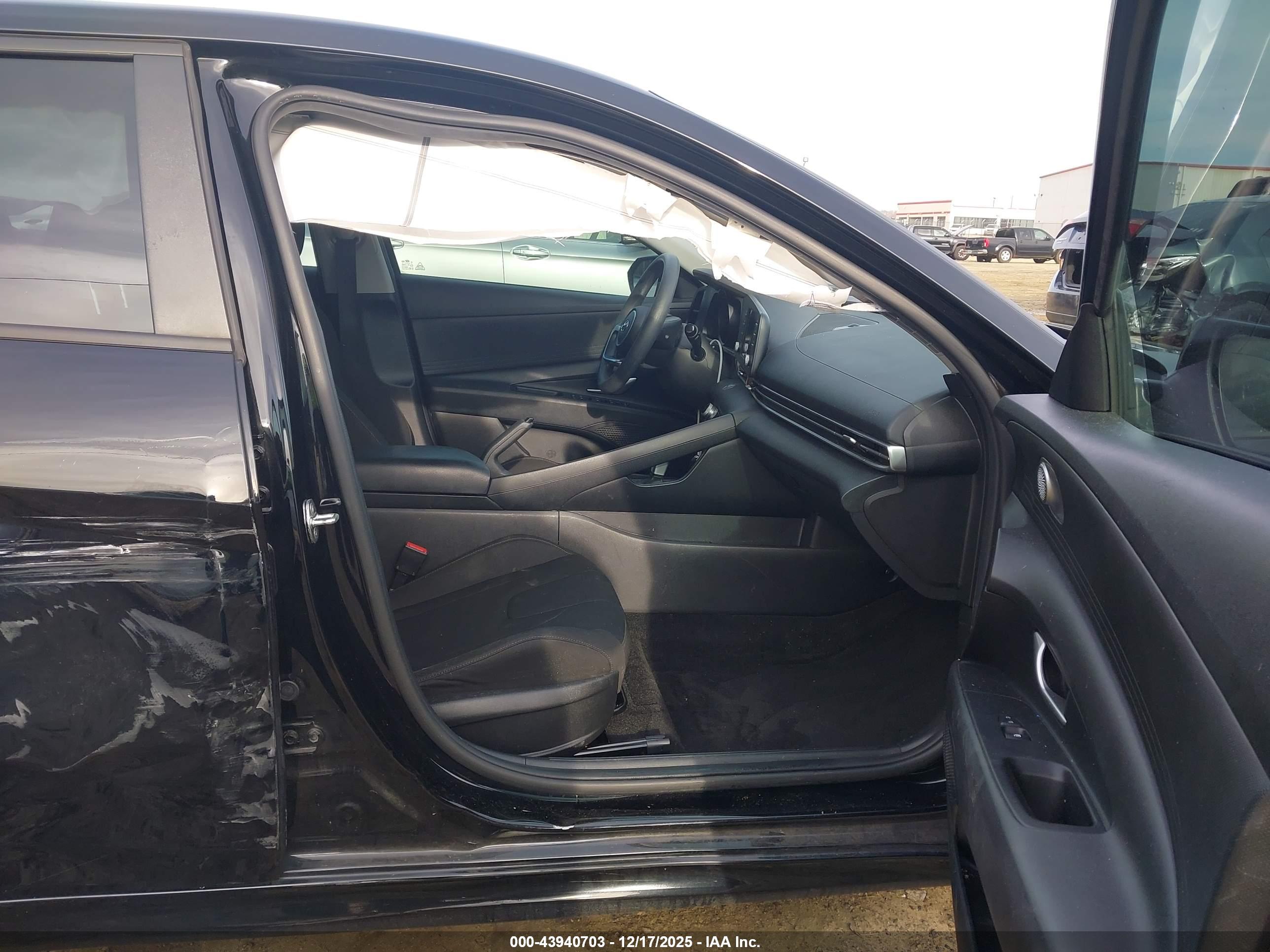 HYUNDAI ELANTRA image 5