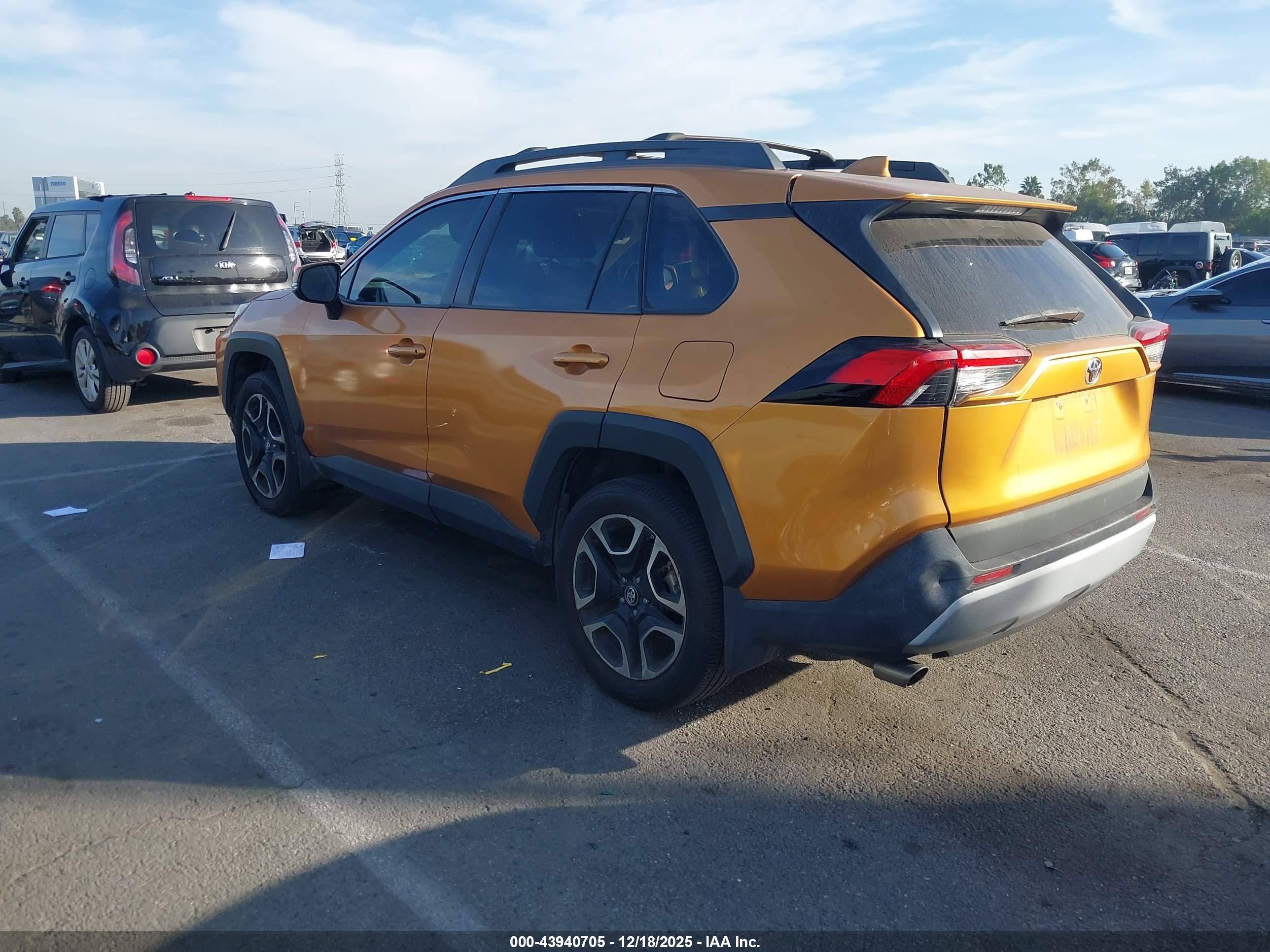 TOYOTA RAV4 image 3