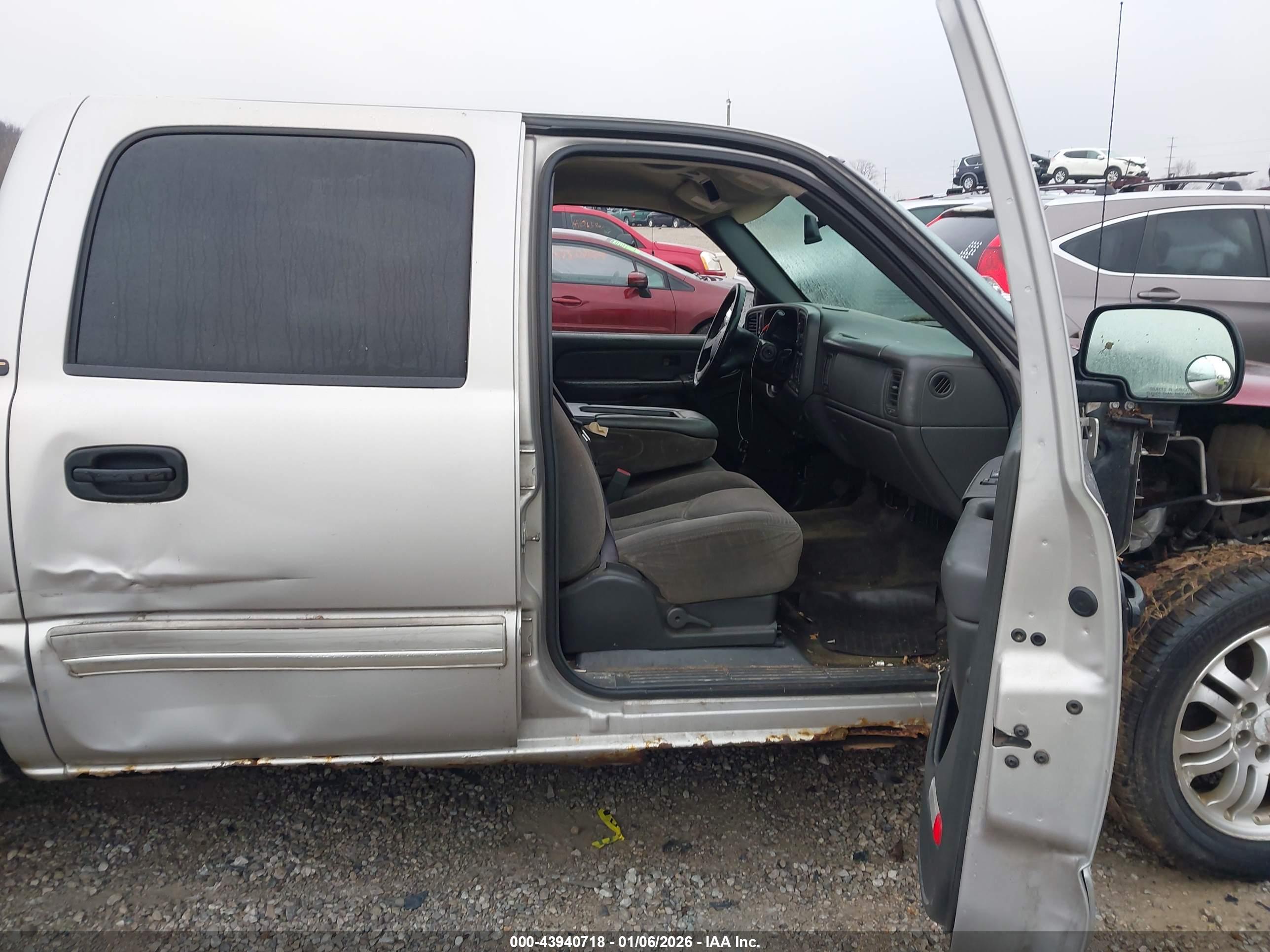 CHEVROLET SILVERADO image 5