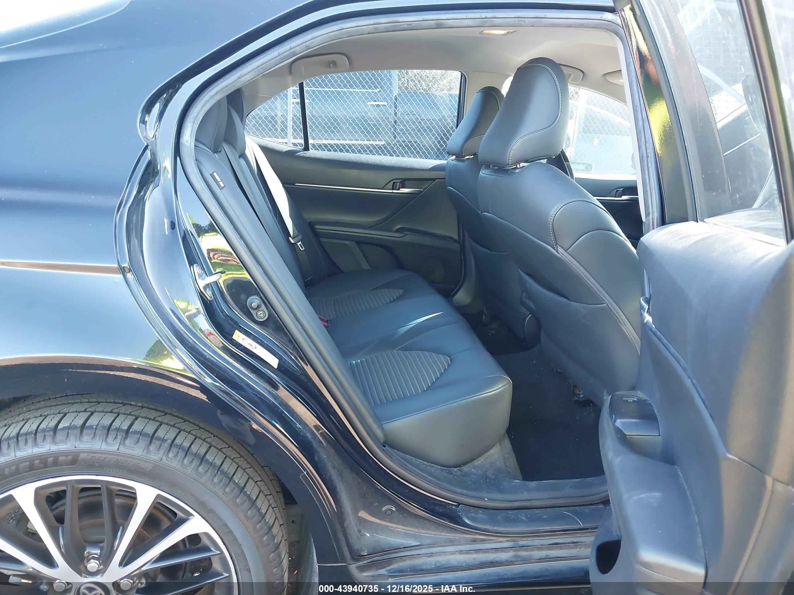 TOYOTA CAMRY image 8