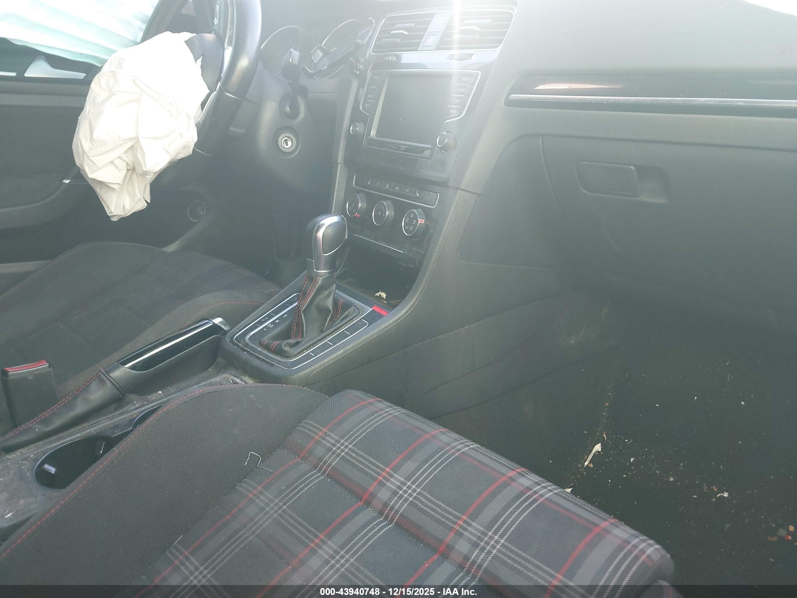 VOLKSWAGEN GOLF image 5