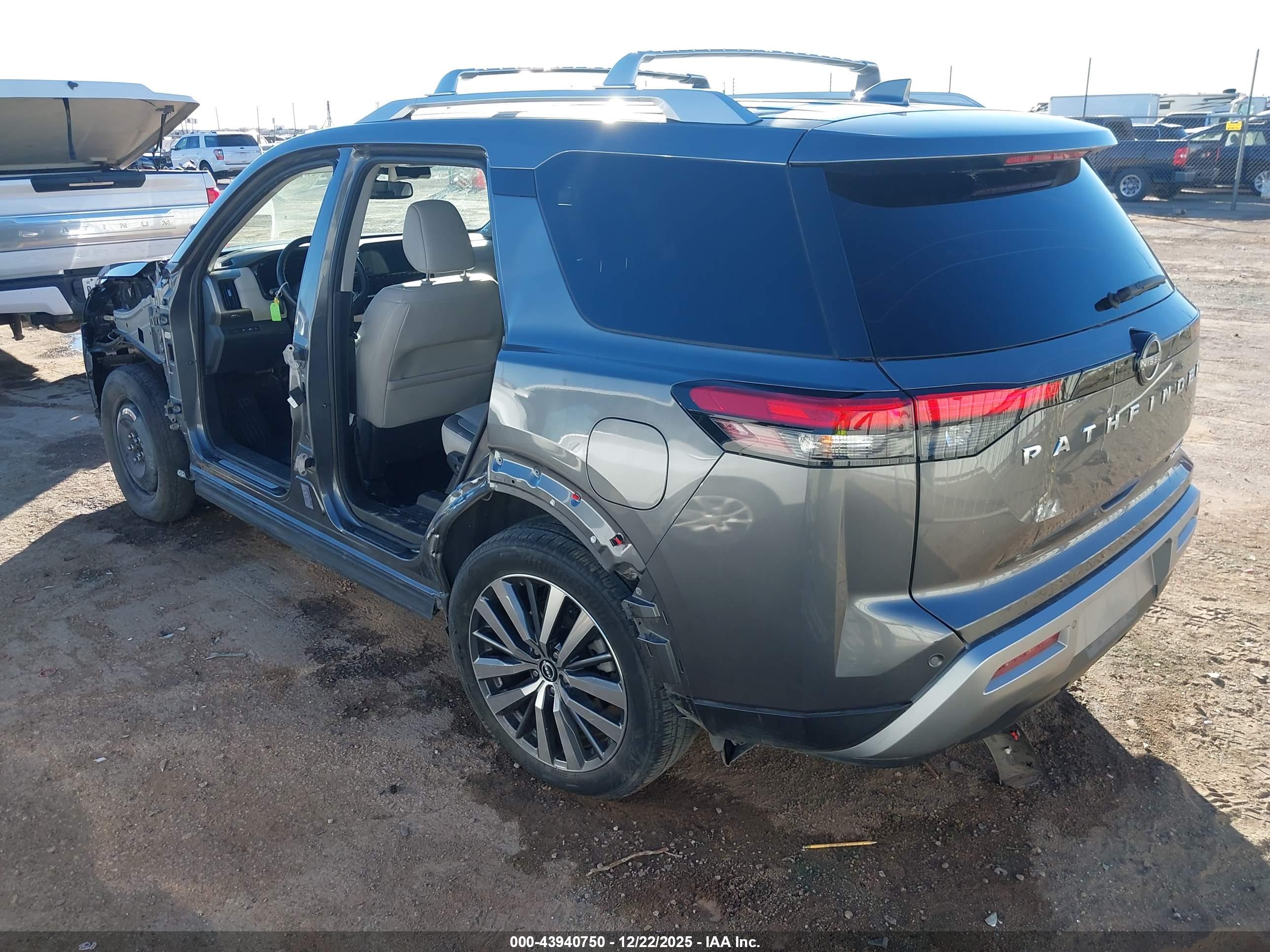 NISSAN PATHFINDER image 3