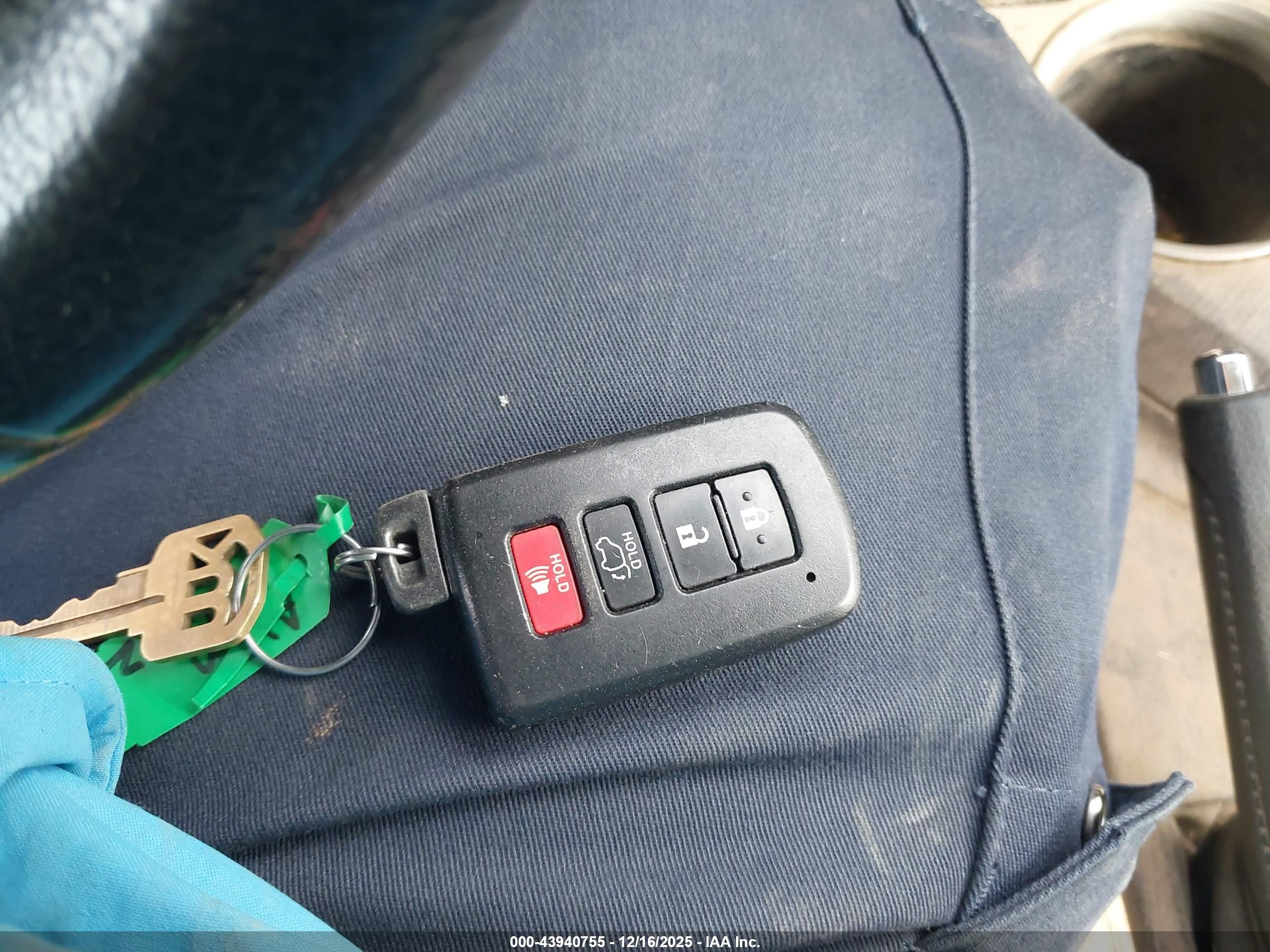 TOYOTA RAV4 image 11