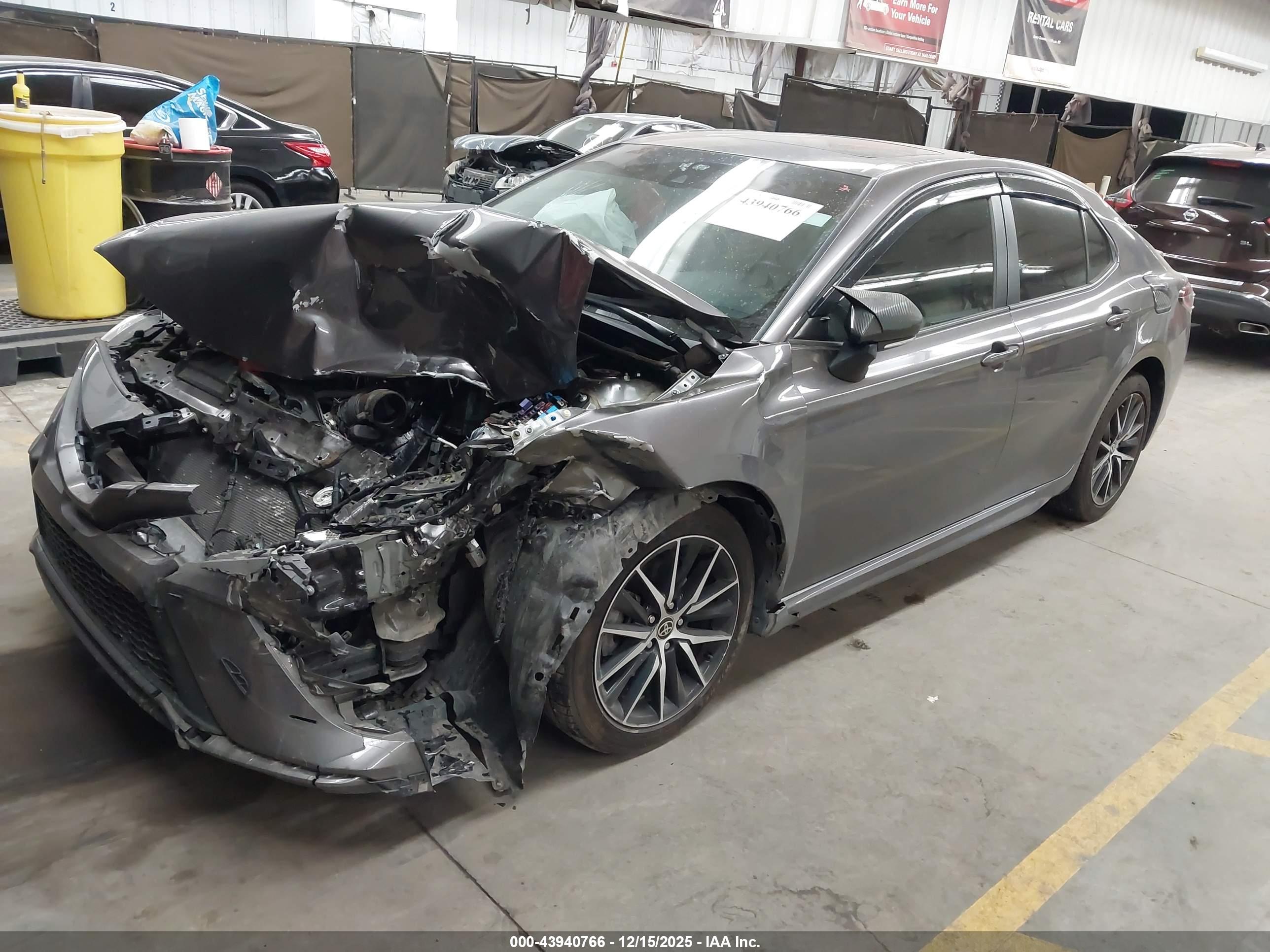 TOYOTA CAMRY image 2