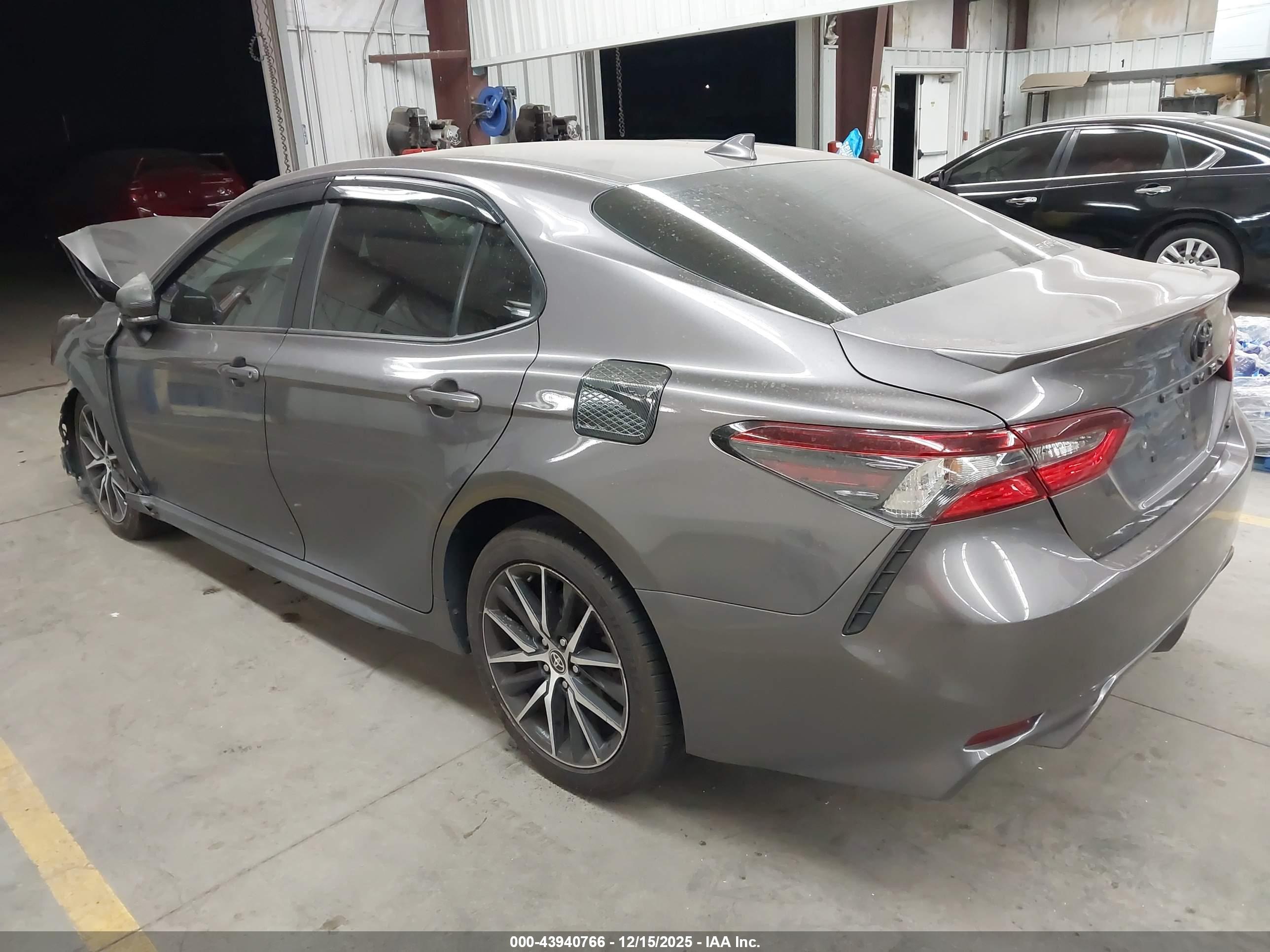 TOYOTA CAMRY image 3