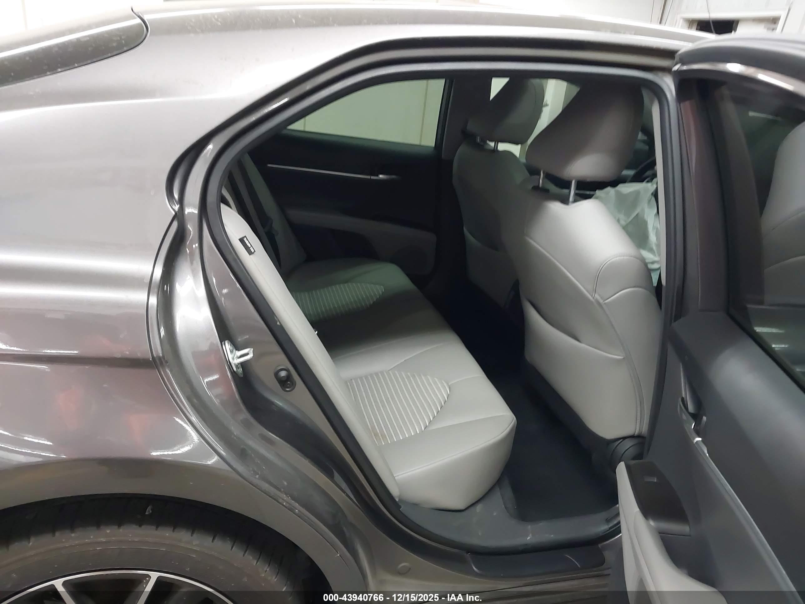 TOYOTA CAMRY image 8