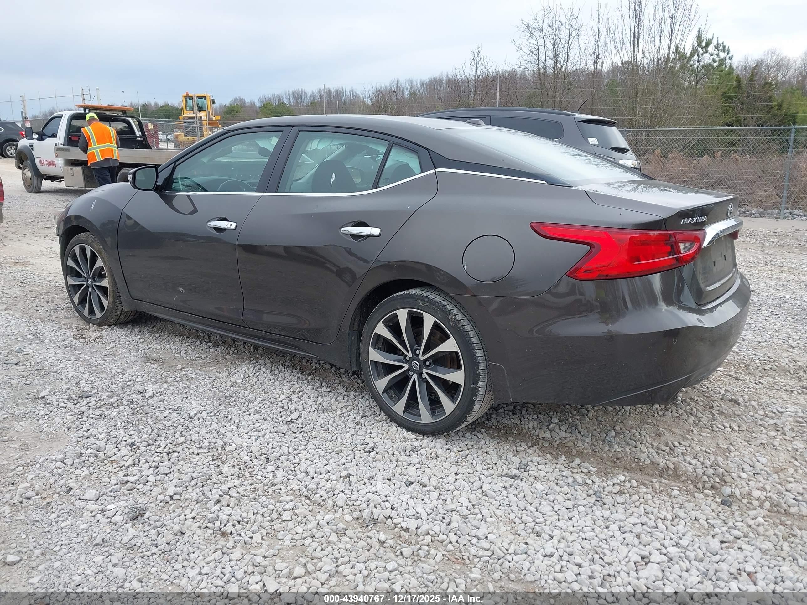 NISSAN MAXIMA image 3