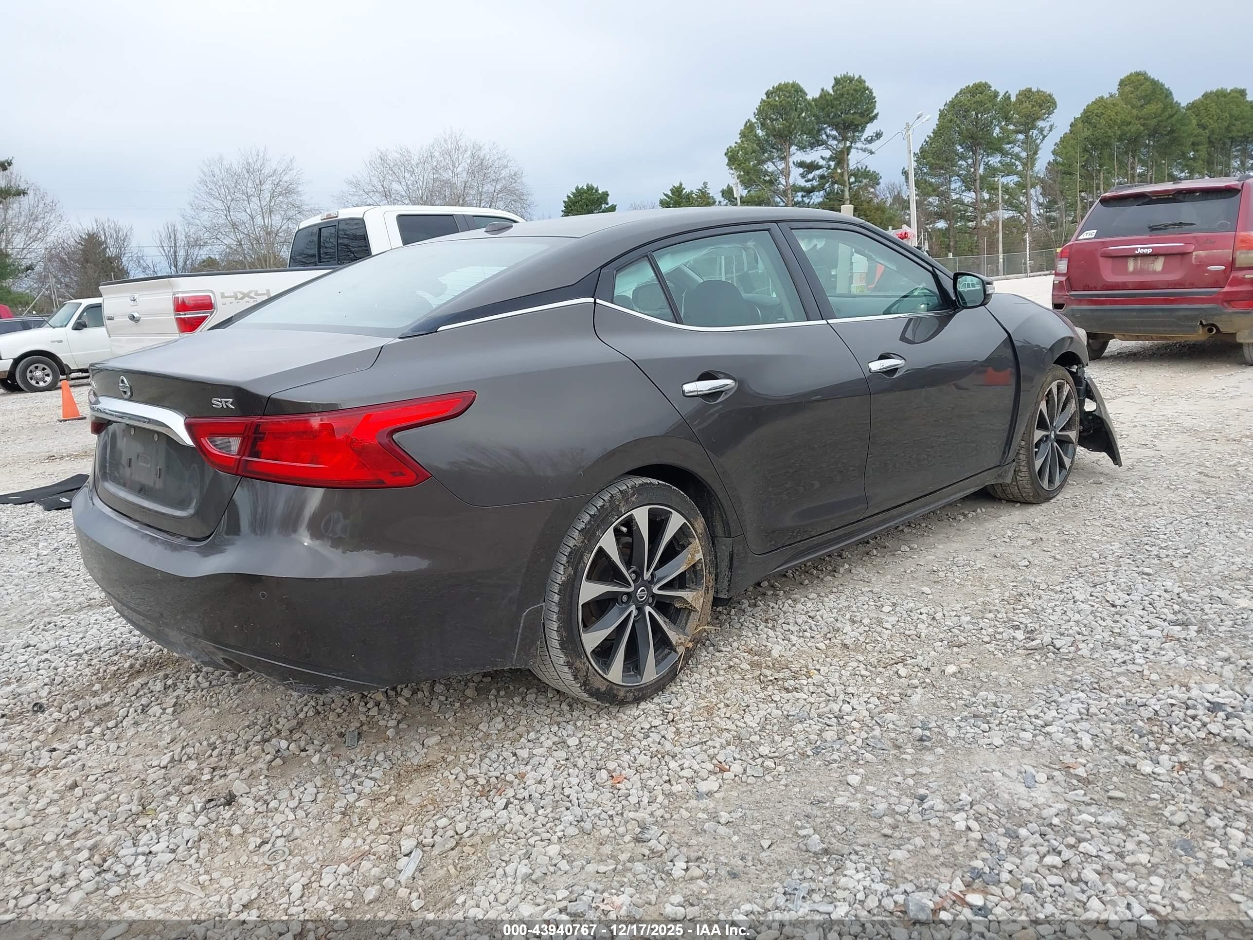 NISSAN MAXIMA image 4