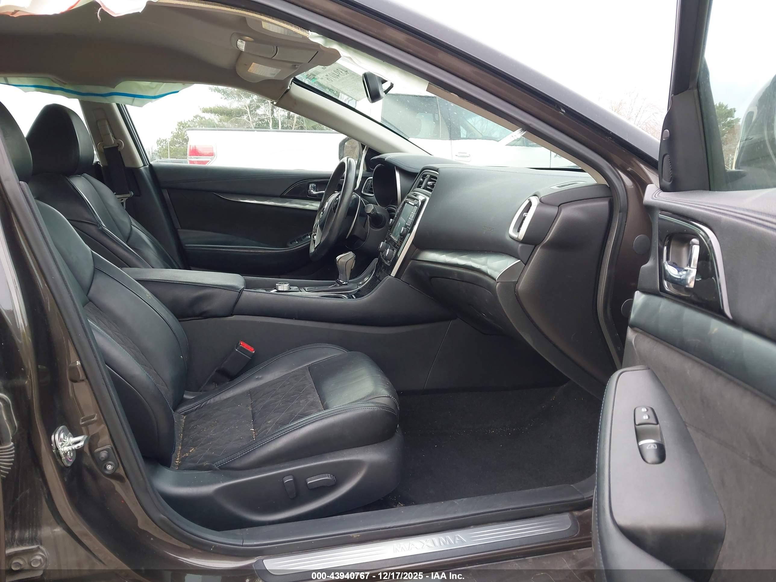 NISSAN MAXIMA image 5