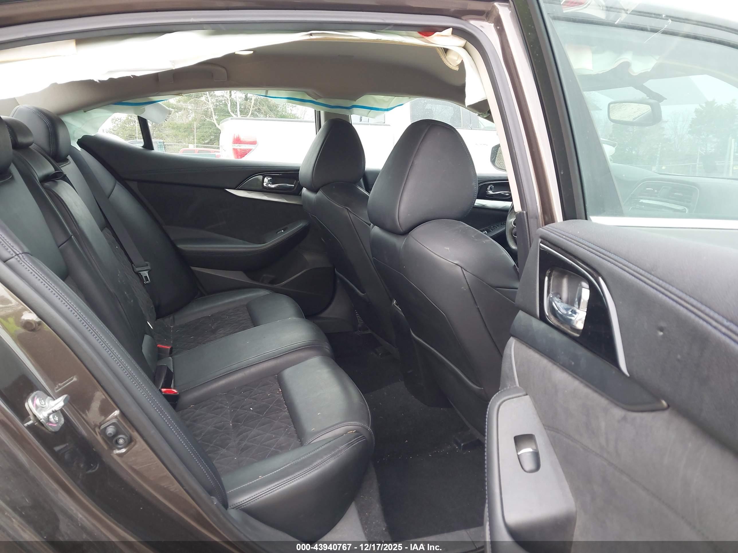 NISSAN MAXIMA image 8