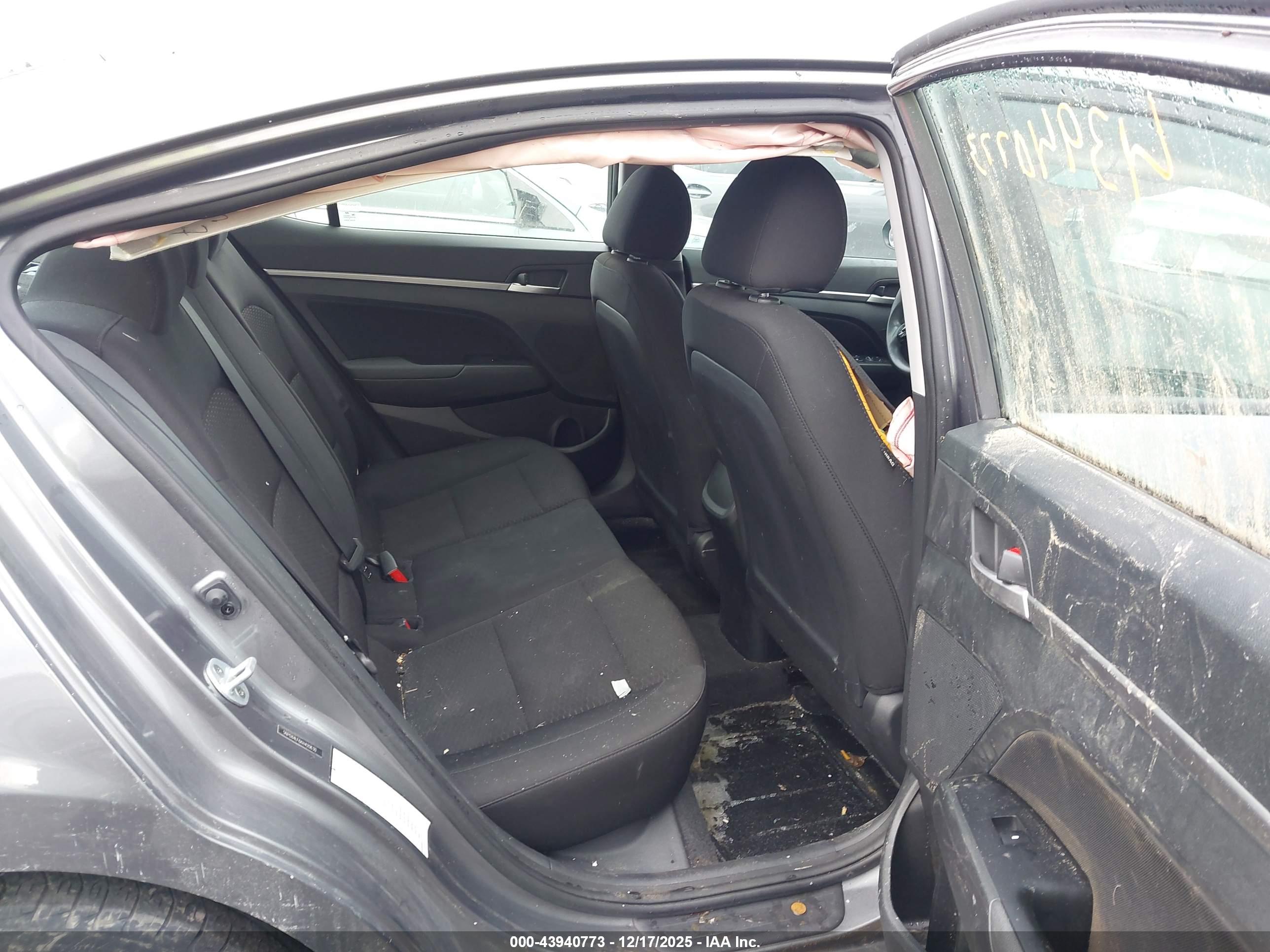 HYUNDAI ELANTRA image 8