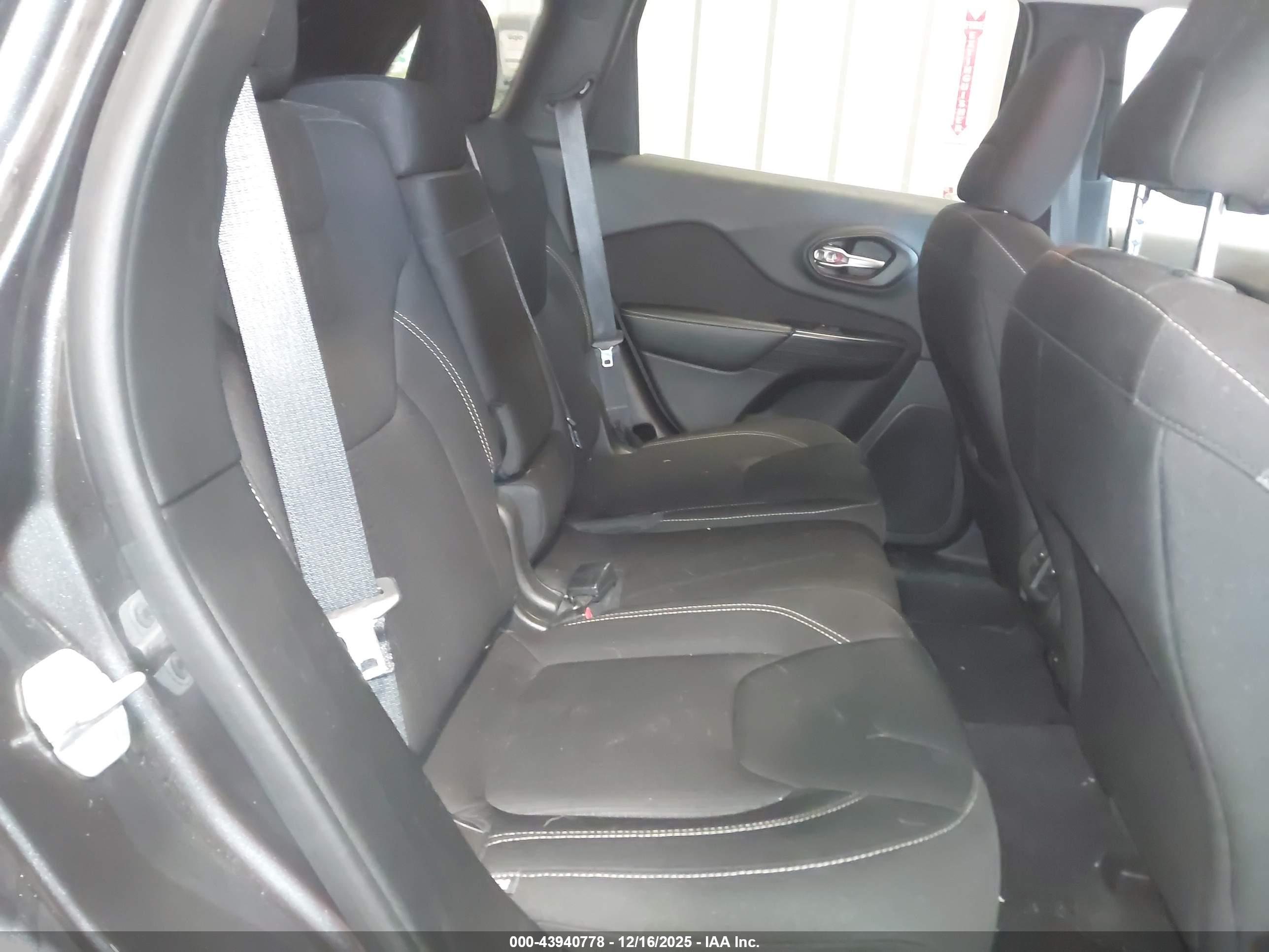 JEEP CHEROKEE image 8