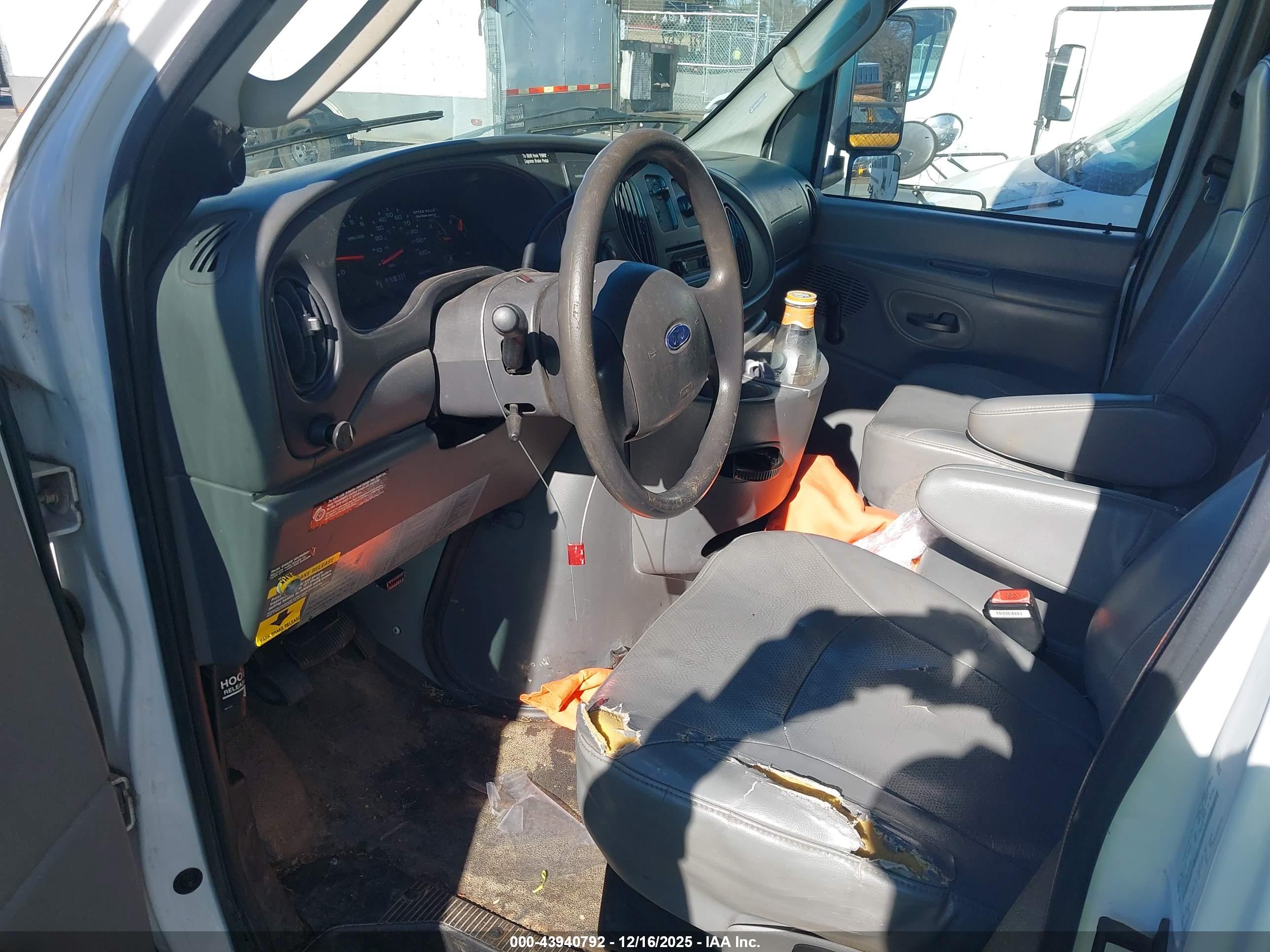 FORD E-450 image 8