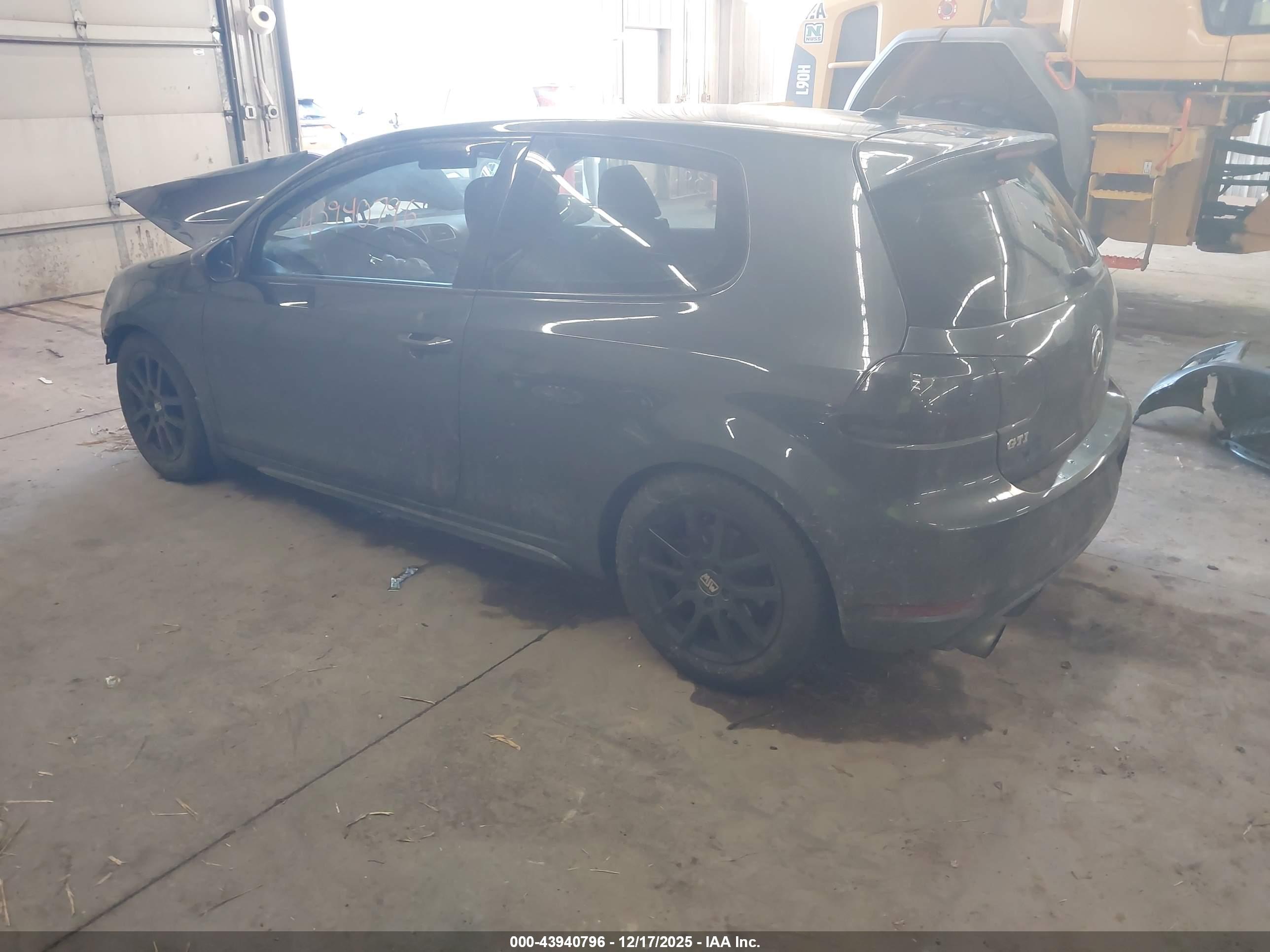 VOLKSWAGEN GTI image 3