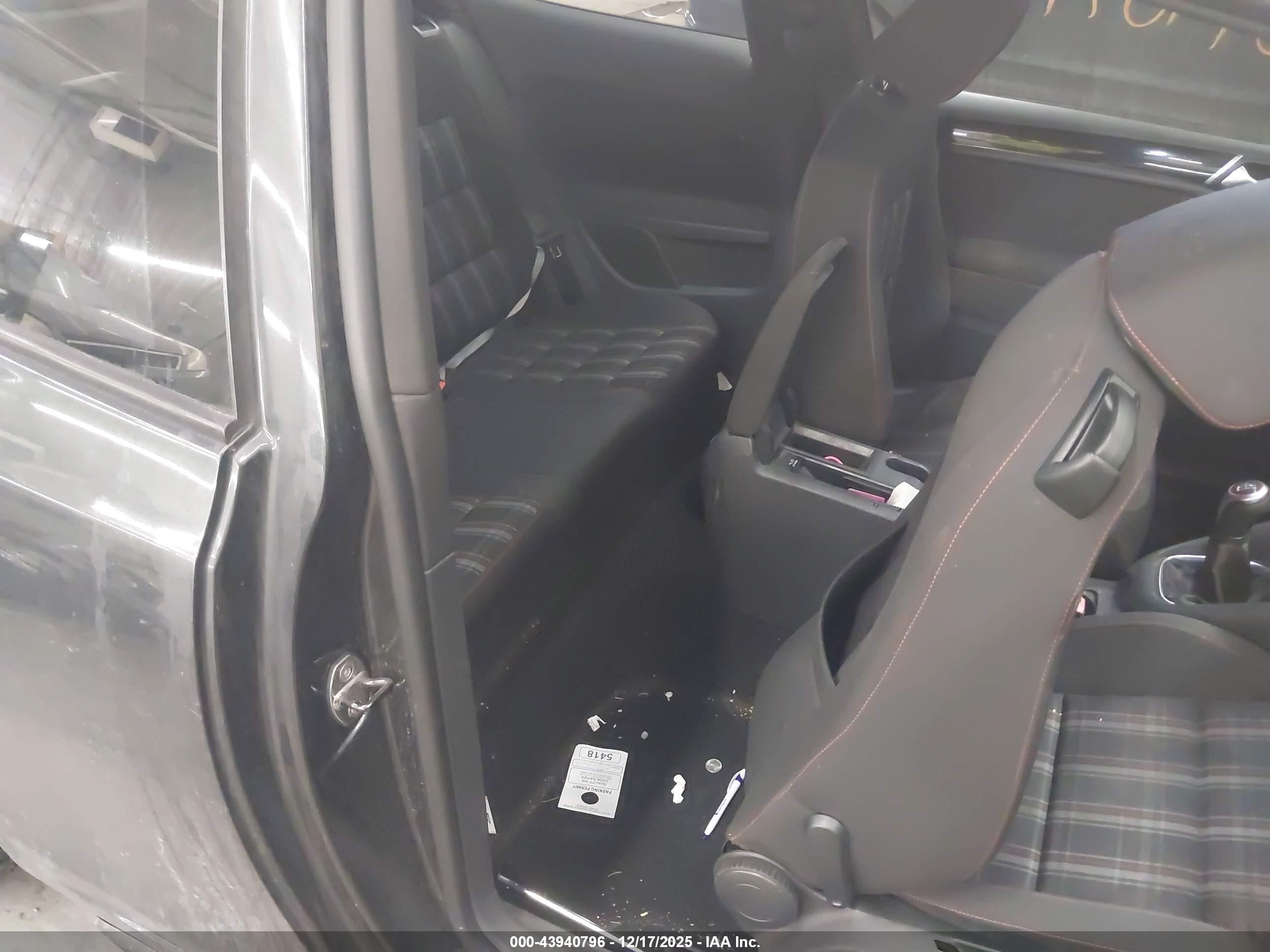VOLKSWAGEN GTI image 8