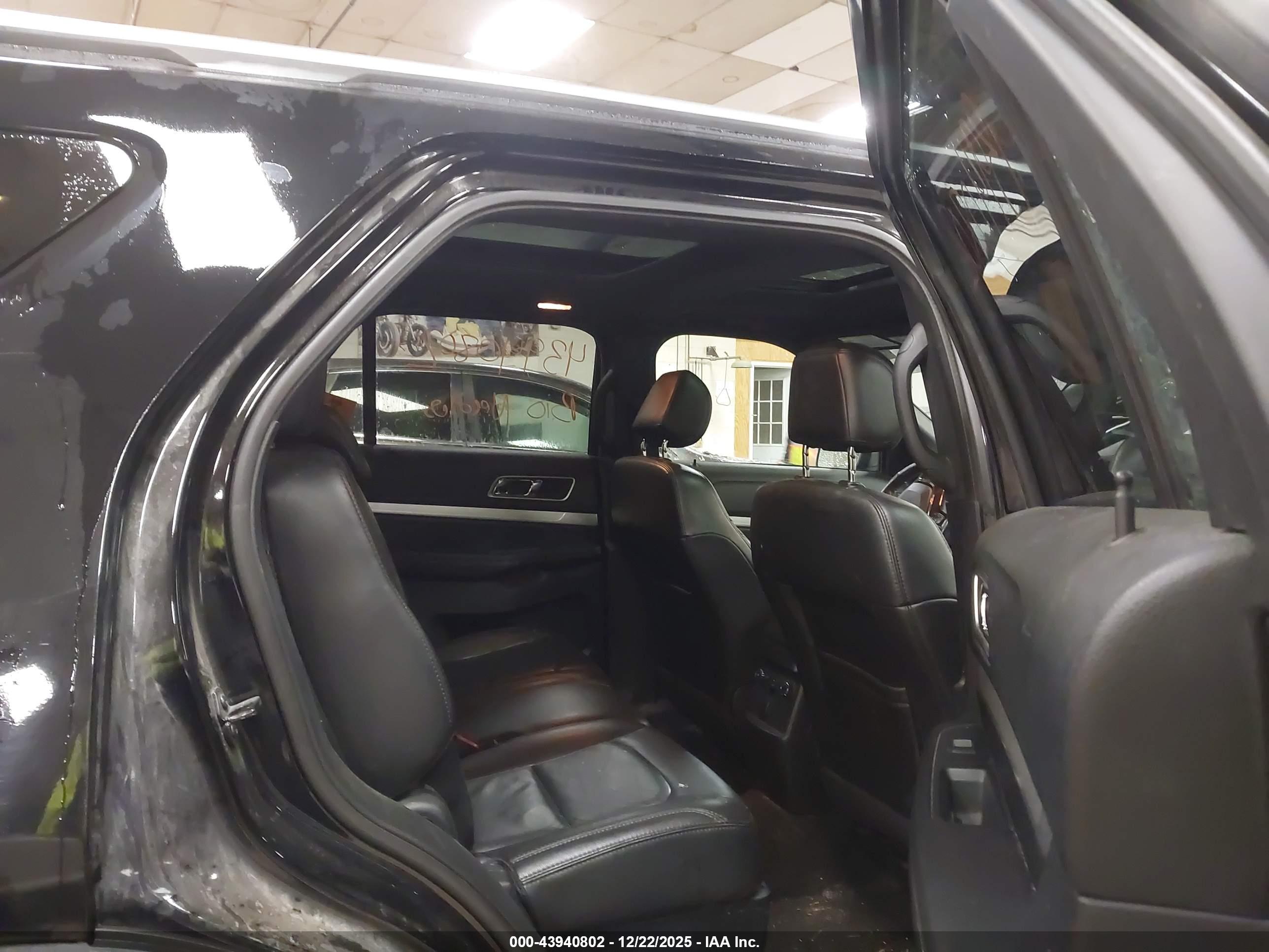 FORD EXPLORER image 8