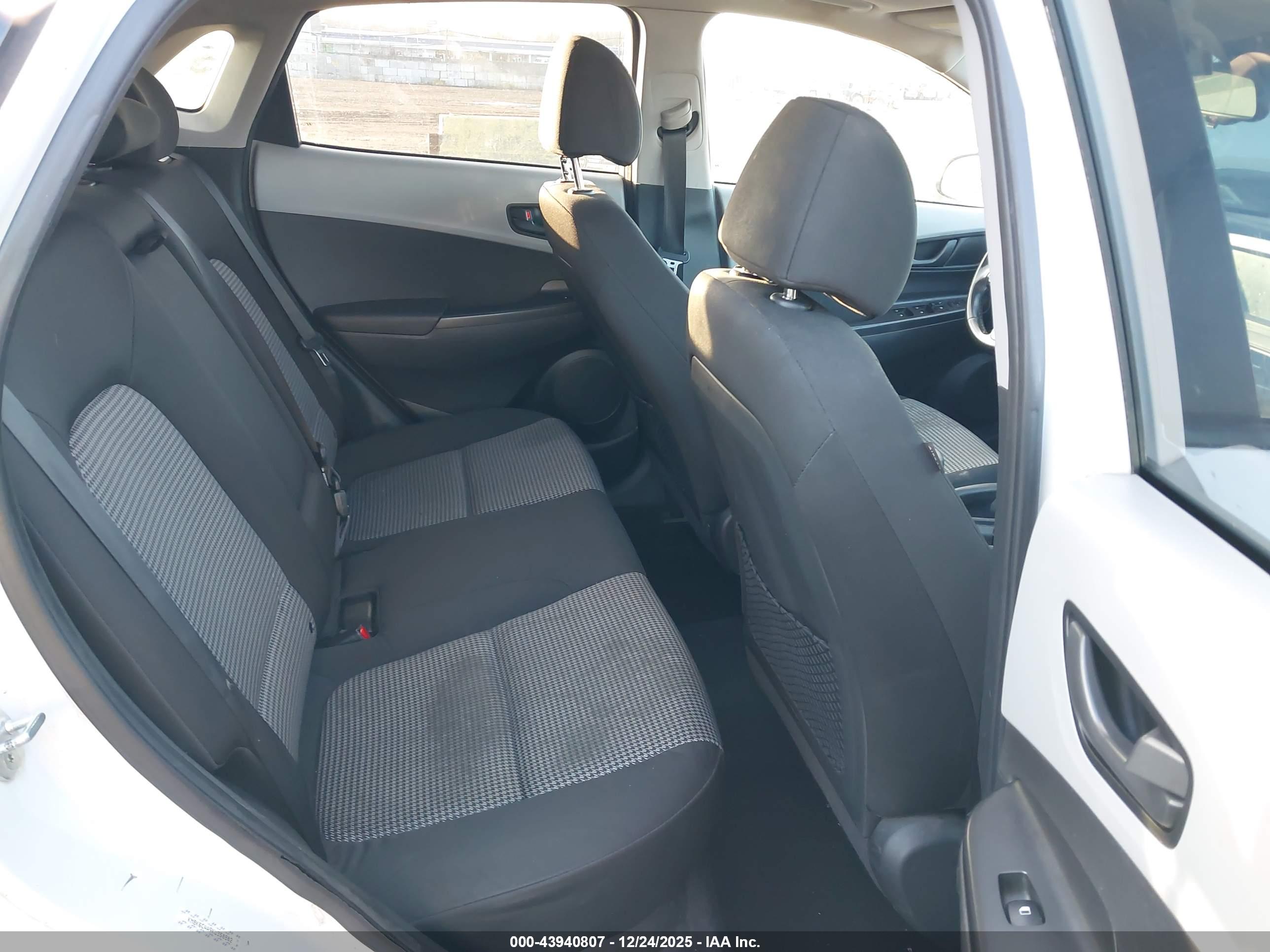 HYUNDAI KONA image 8