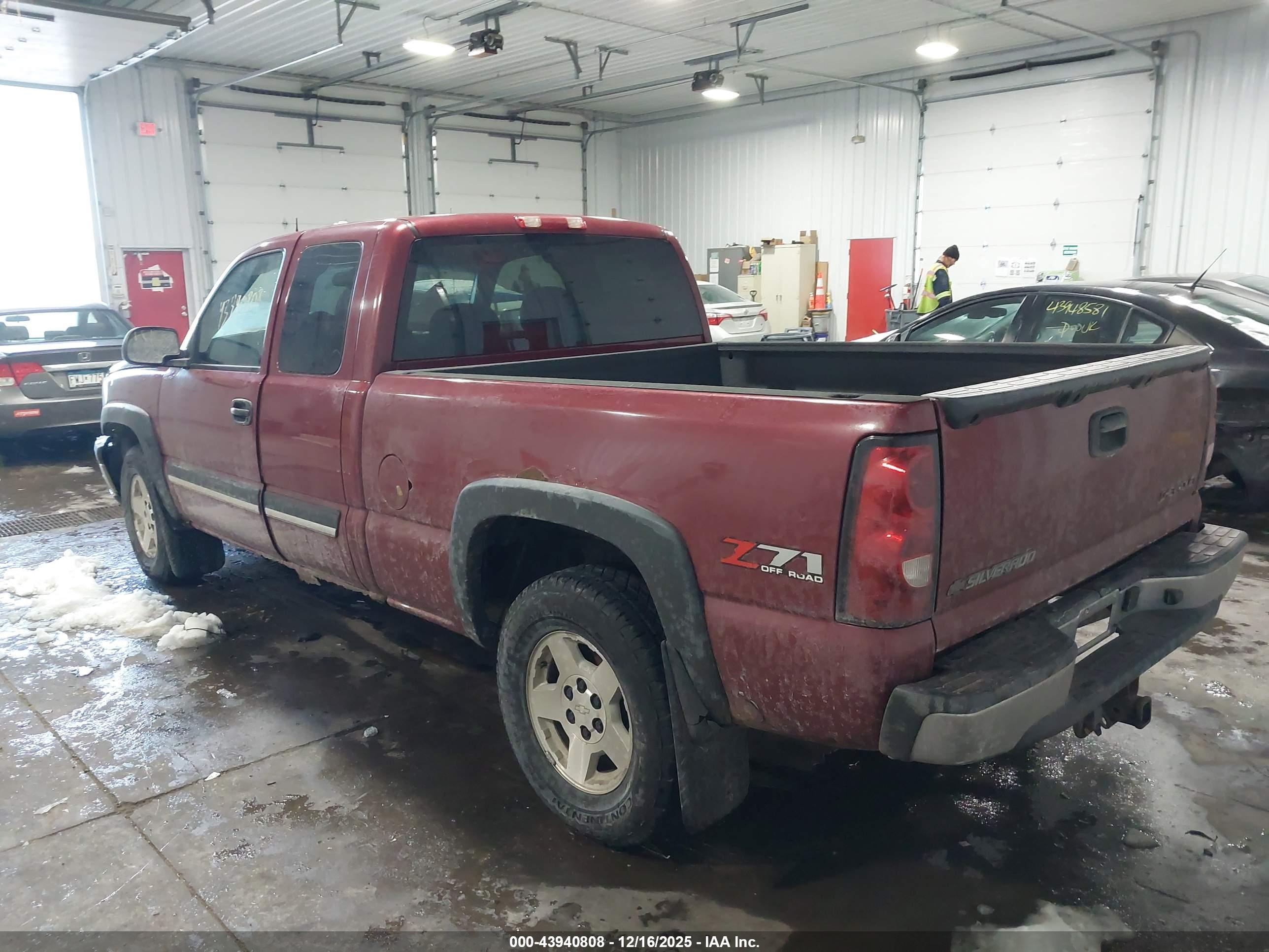 CHEVROLET SILVERADO image 3