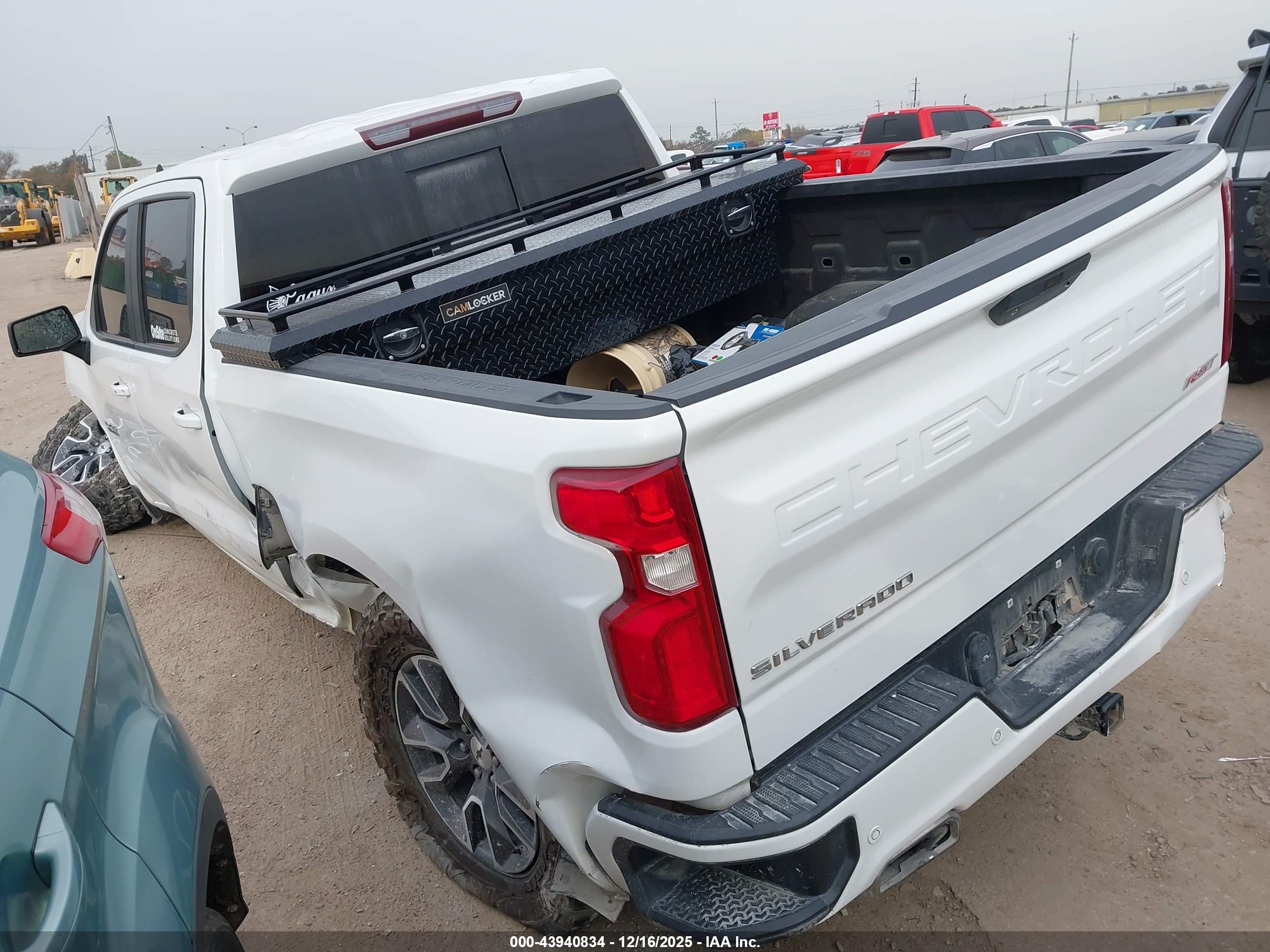 CHEVROLET SILVERADO image 3