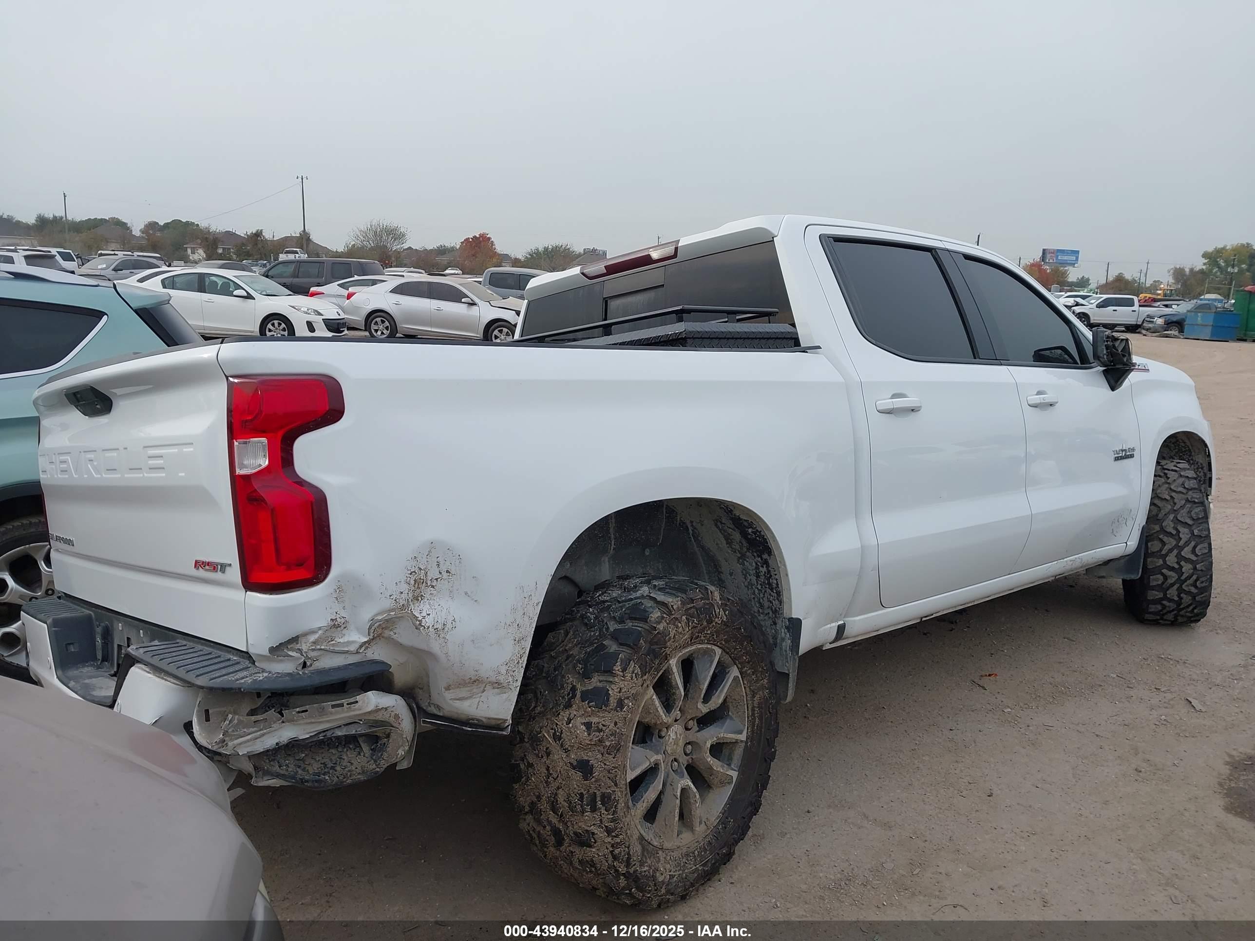 CHEVROLET SILVERADO image 4