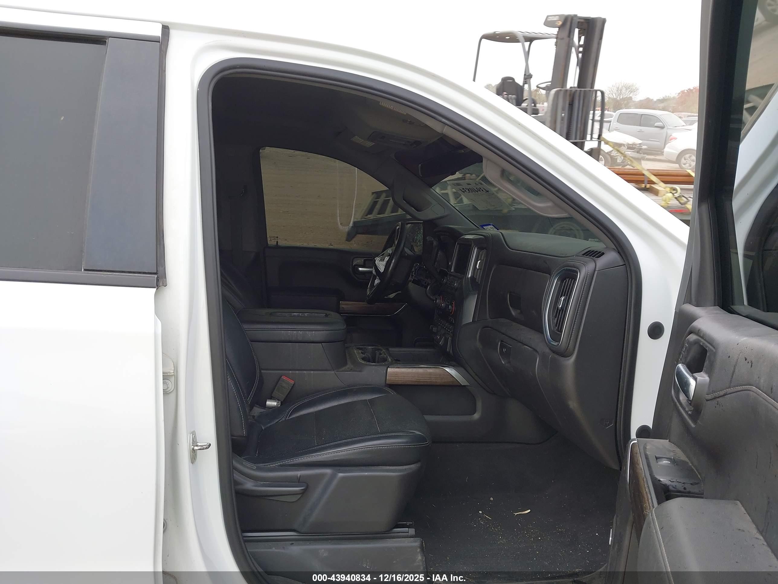 CHEVROLET SILVERADO image 5