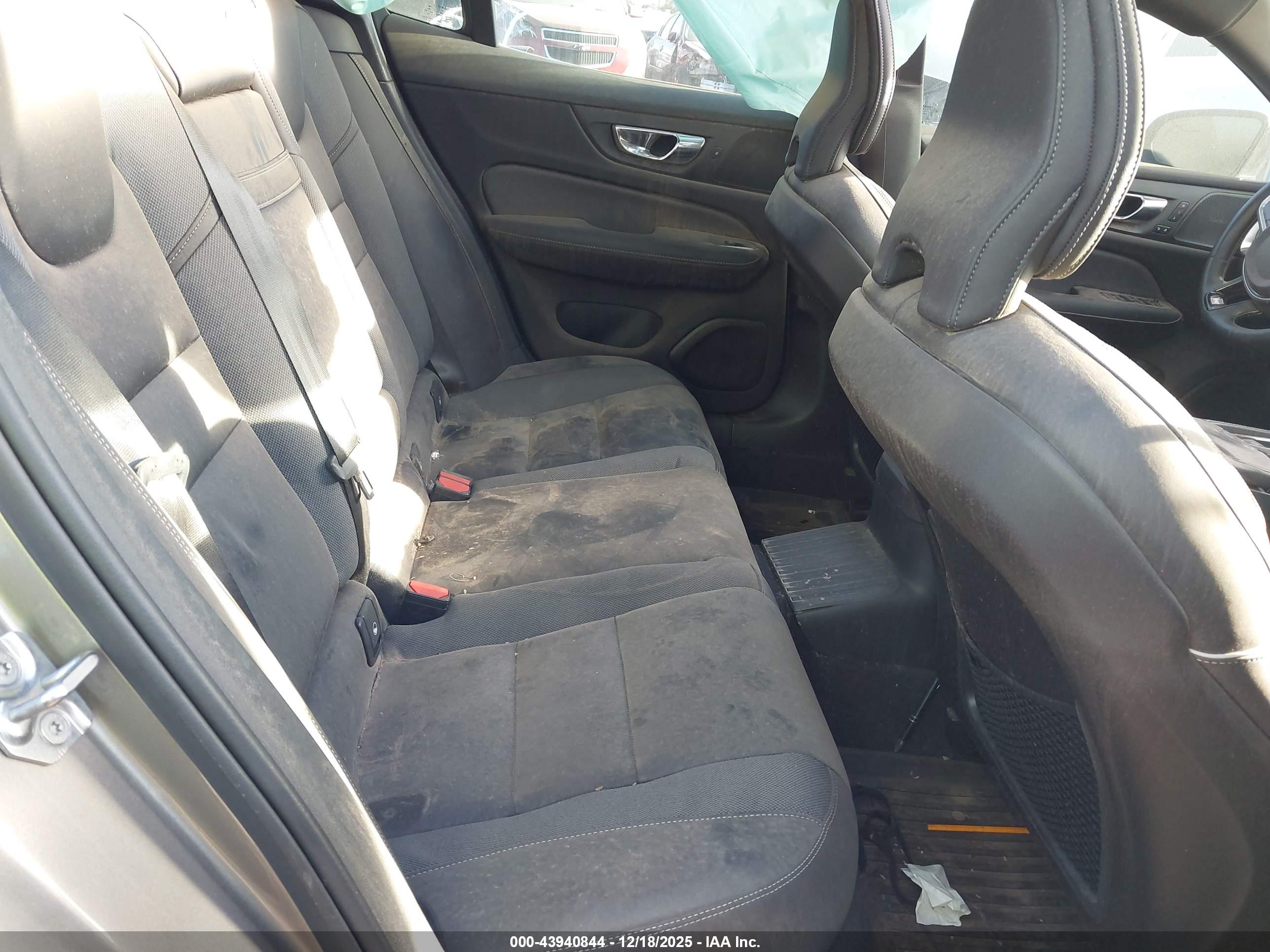 VOLVO S60 image 8