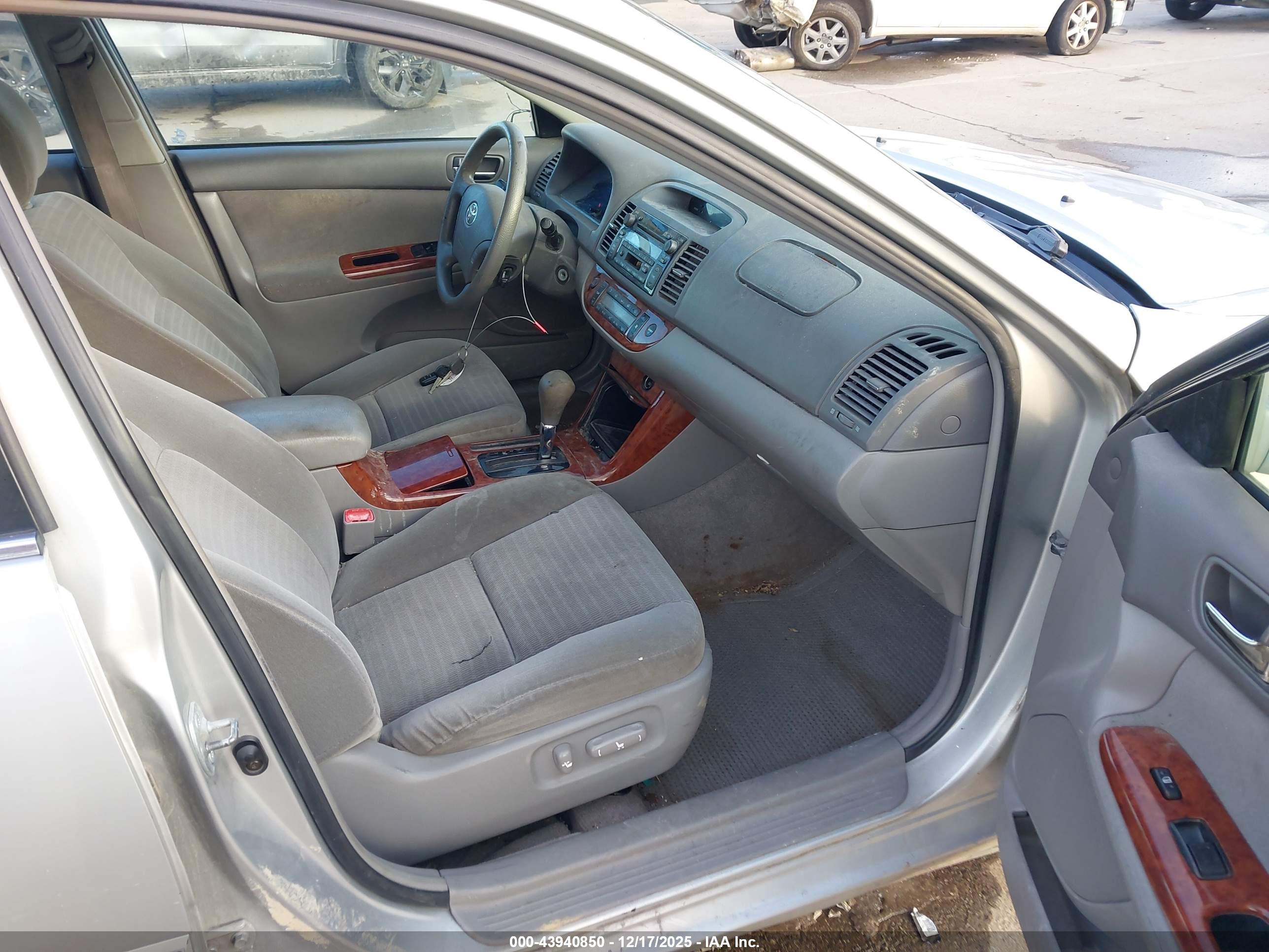 TOYOTA CAMRY image 5