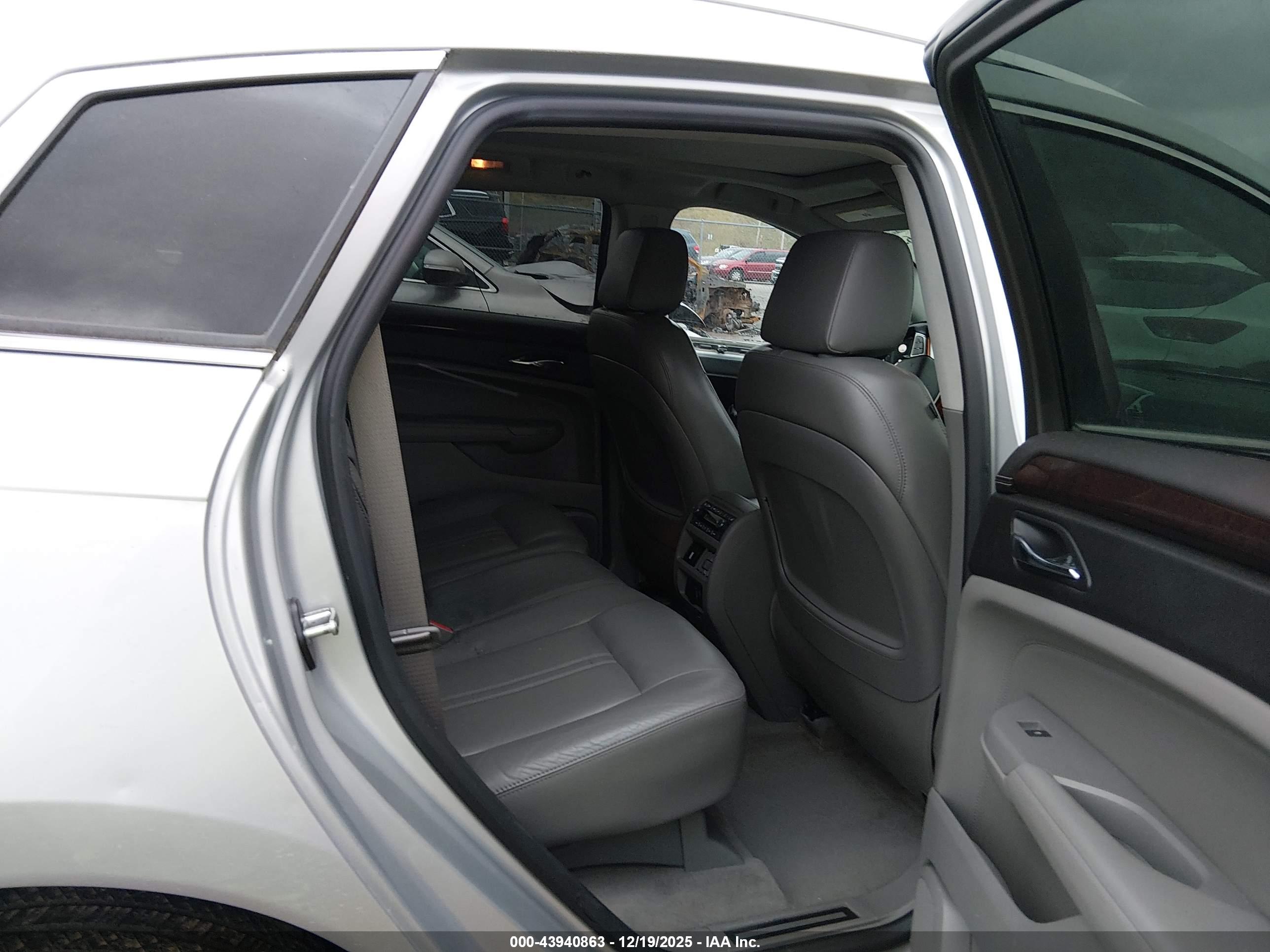 CADILLAC SRX image 8