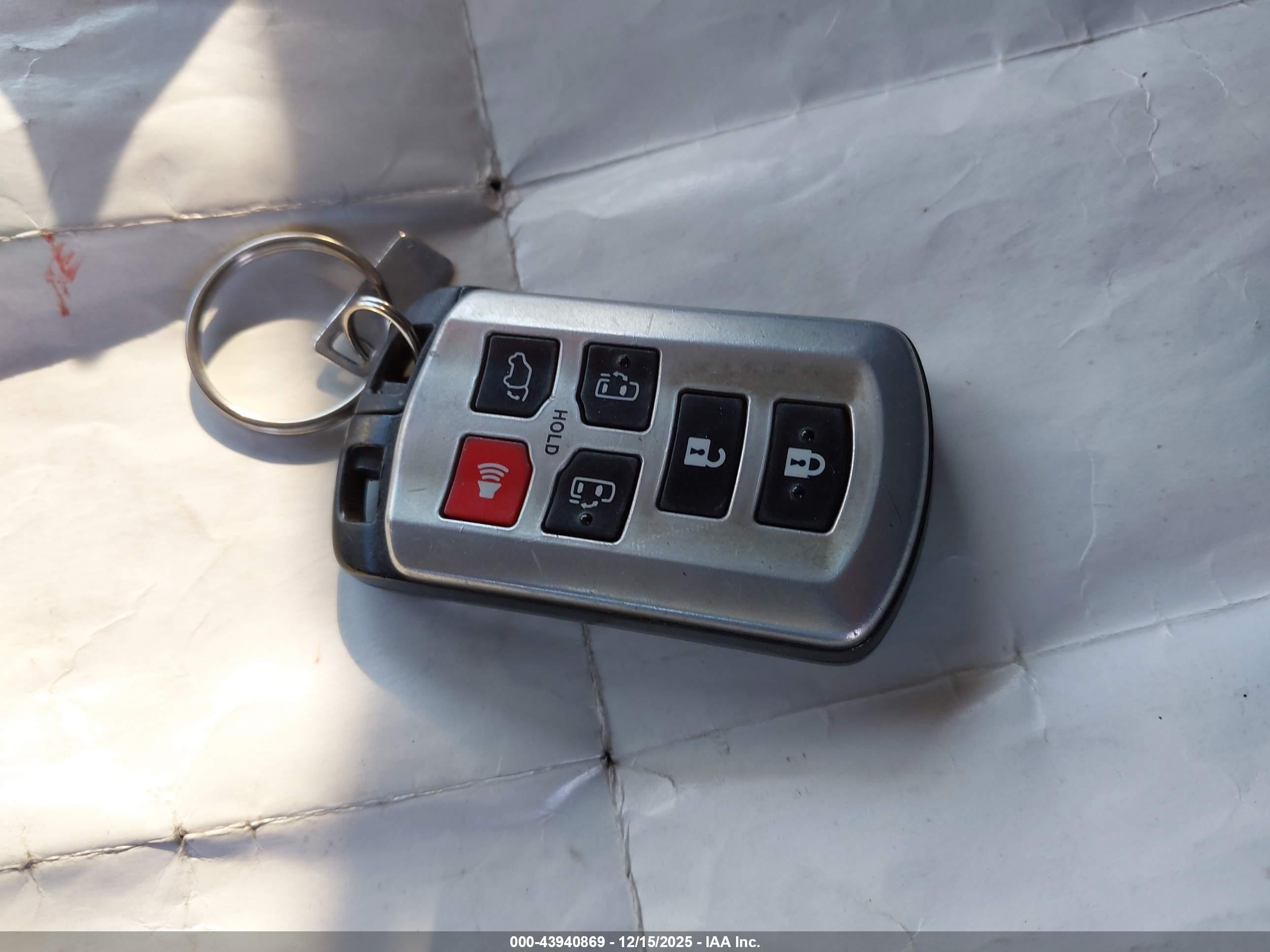 TOYOTA SIENNA image 11