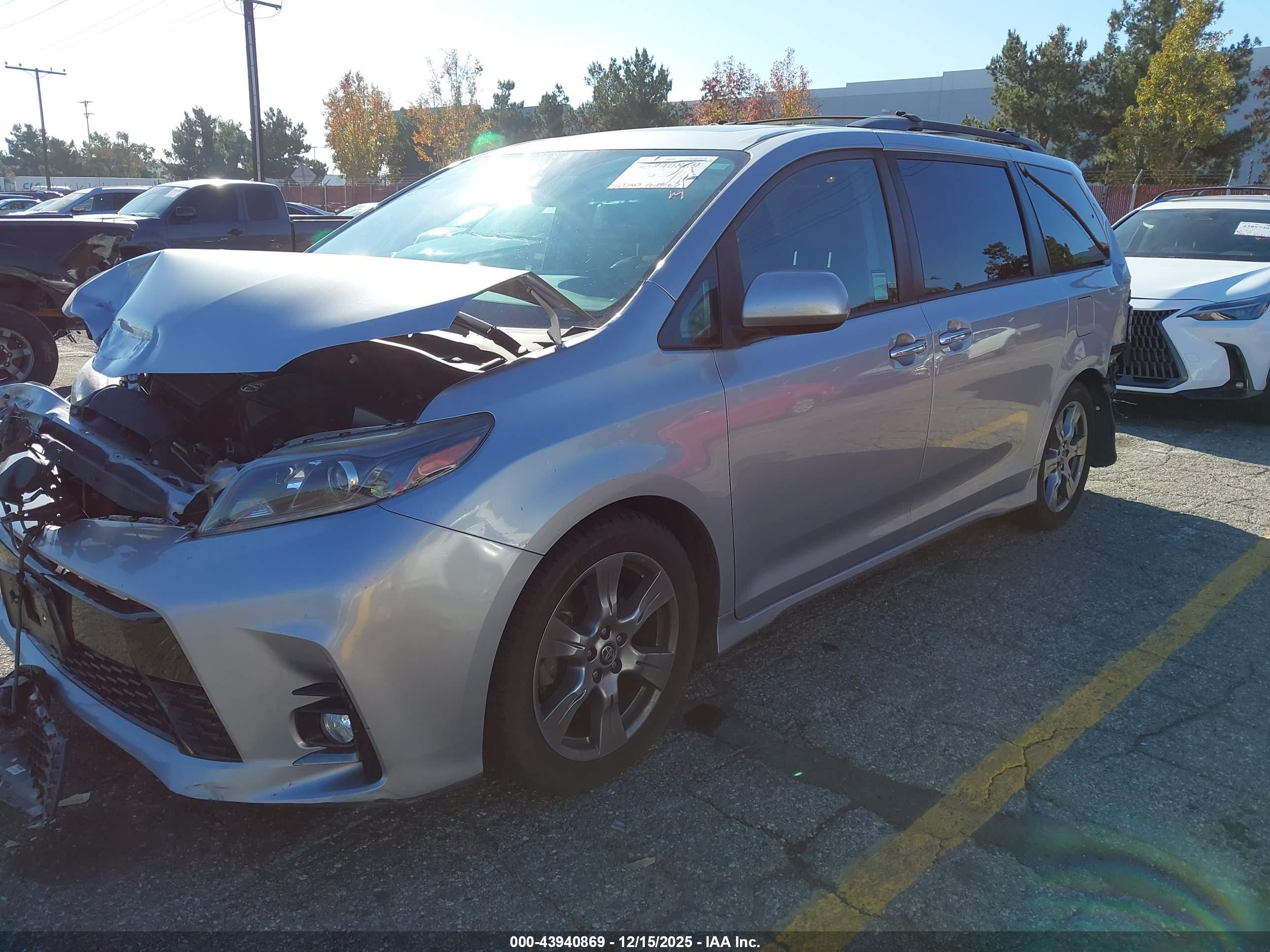 TOYOTA SIENNA image 2