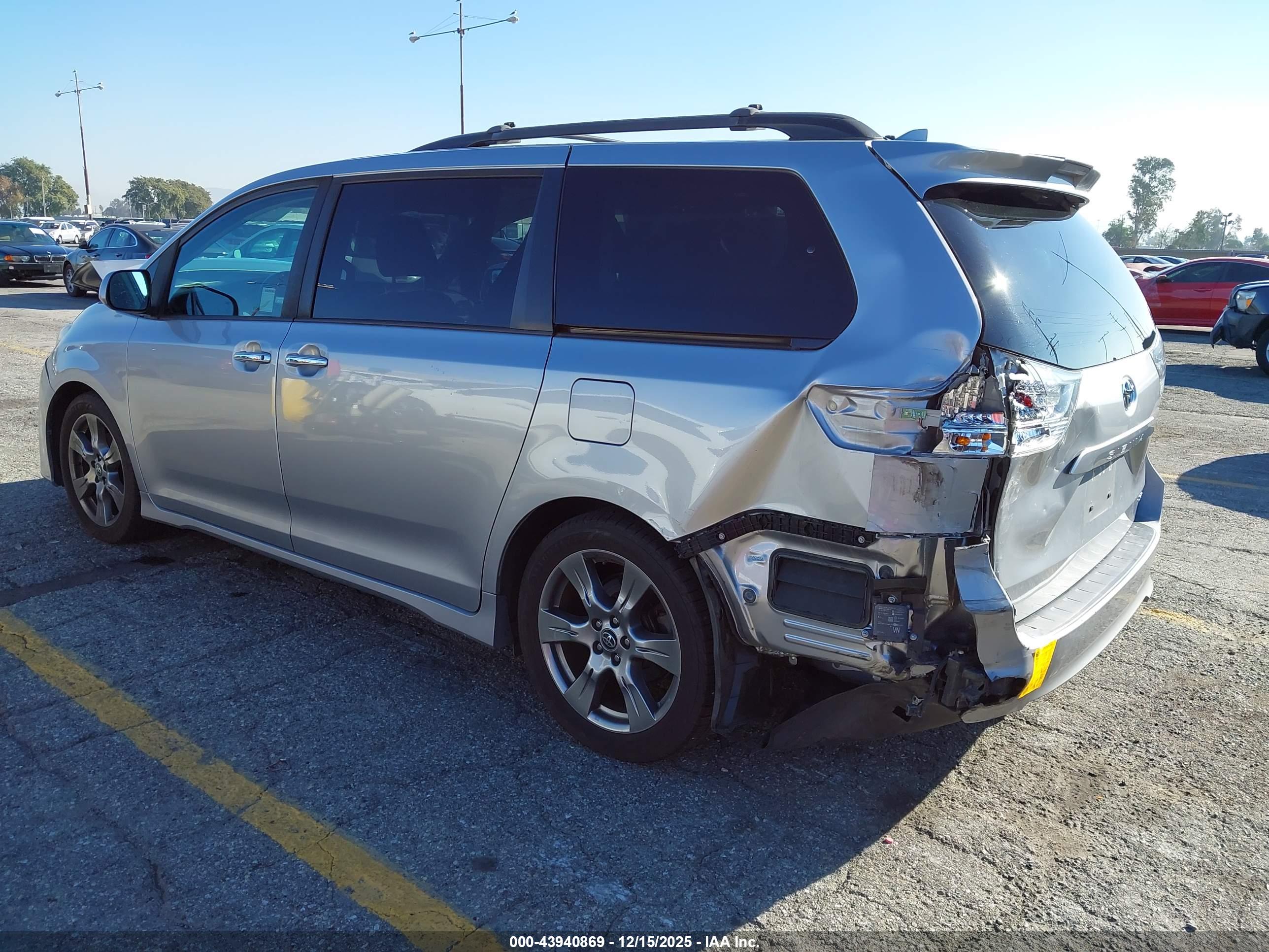 TOYOTA SIENNA image 3
