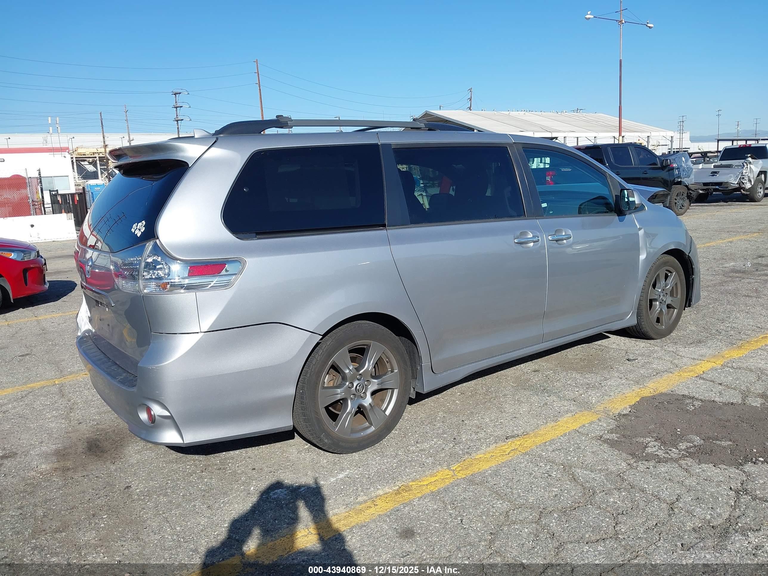 TOYOTA SIENNA image 4