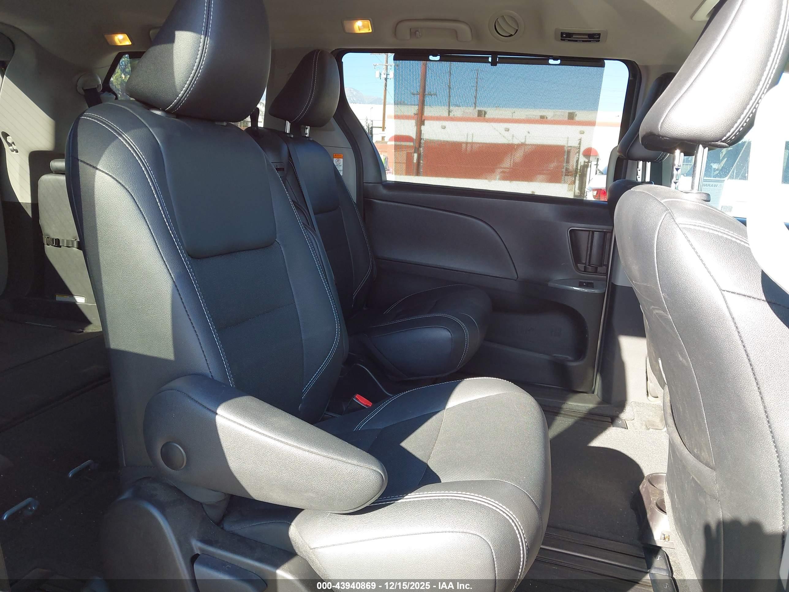 TOYOTA SIENNA image 8